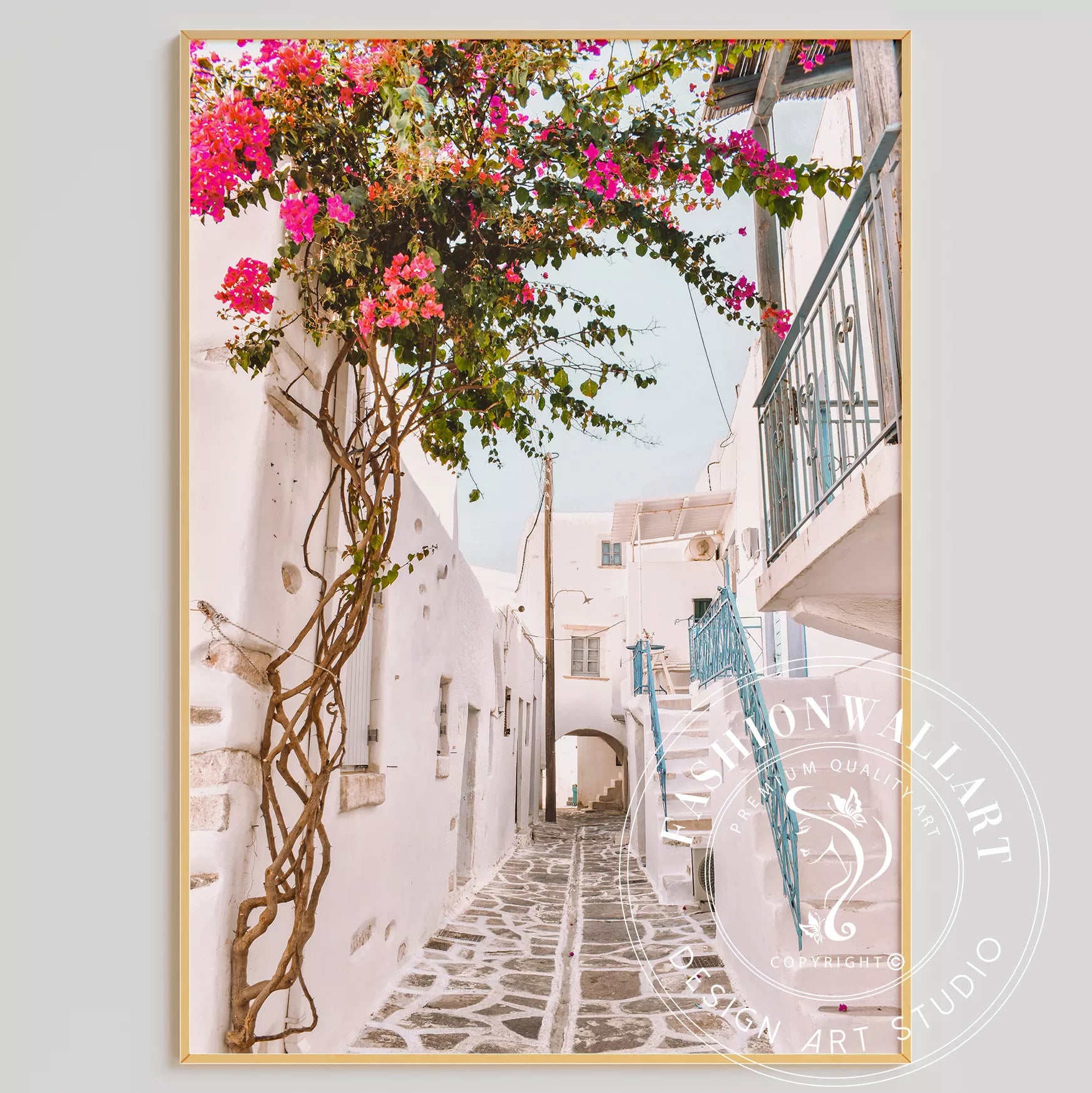 白壁の建物が並ぶ石畳の小道に、鮮やかなピンクのブーゲンビリアが咲き誇り、青い手すりの階段が印象的な地中海風の街並み。伝統的なキクラデス建築と自然が調和した魅力的な景観。