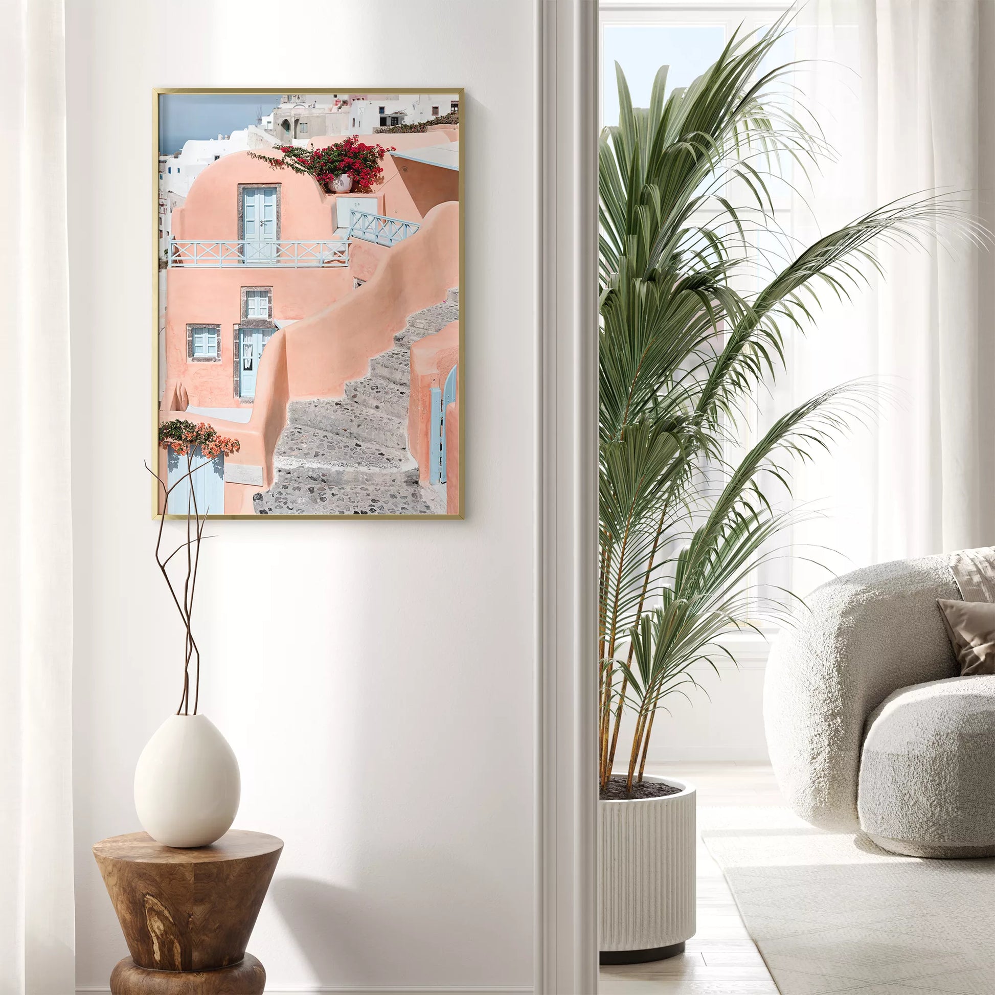 サントリーニ島のパステルピンクの建物と水色のドア、赤いブーゲンビリアが咲く地中海建築アート。白壁の街並みと石畳の小道が見える風景。