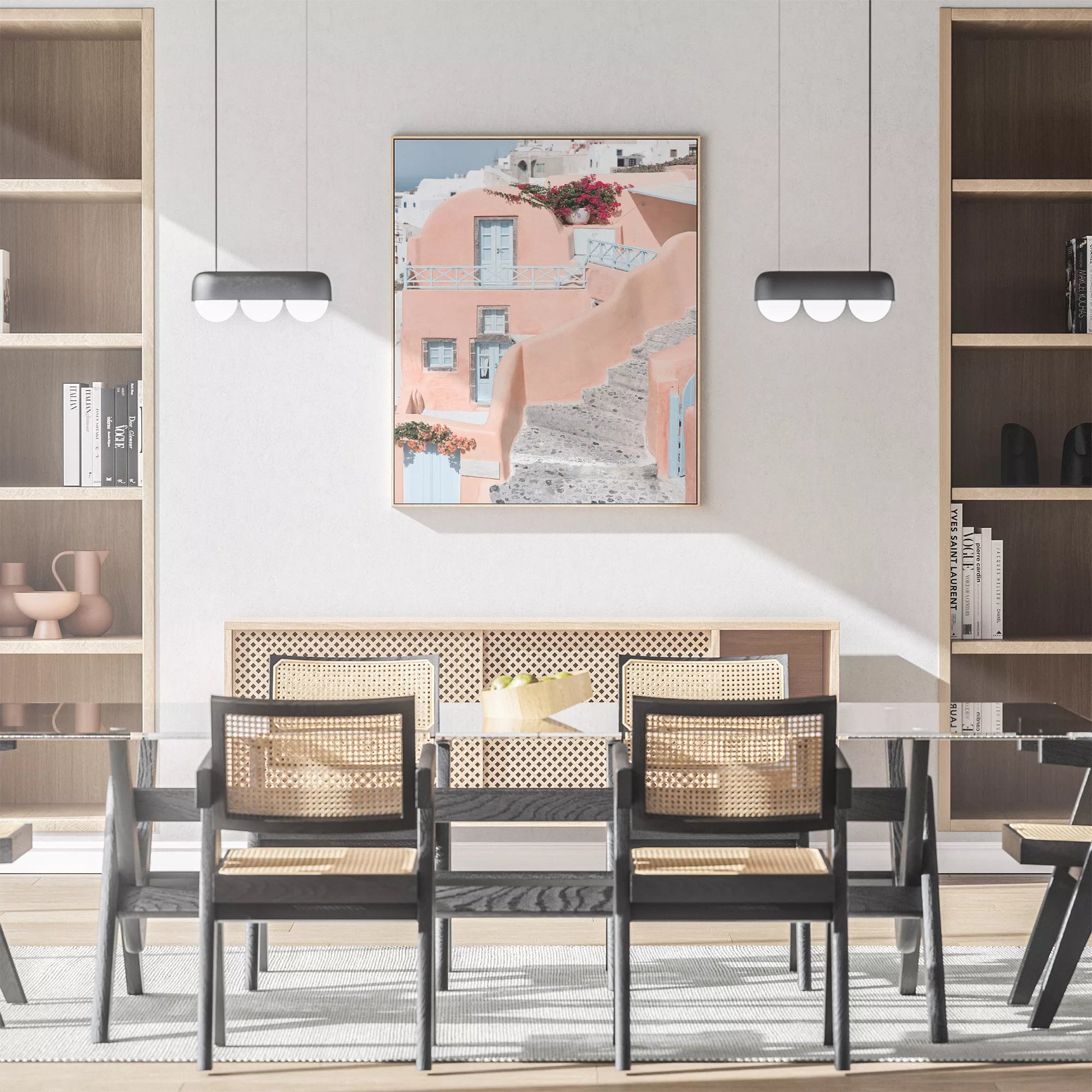 サントリーニ島のパステルピンクの建物と水色のドア、赤いブーゲンビリアが咲く地中海建築アート。白壁の街並みと石畳の小道が見える風景。