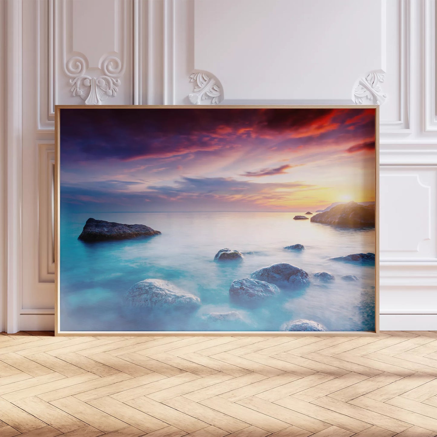 夕暮れの海岸に佇む岩々と神秘的なターコイズブルーの海景色