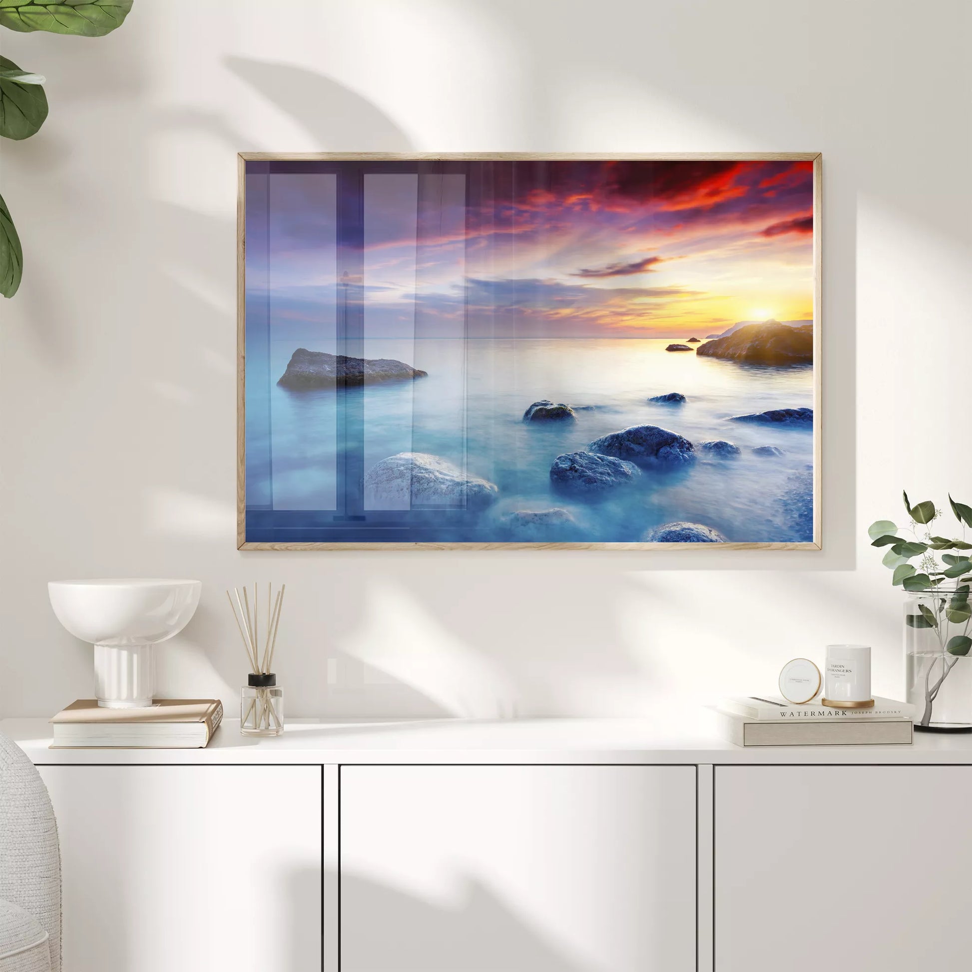 夕暮れの海岸に佇む岩々と神秘的なターコイズブルーの海景色