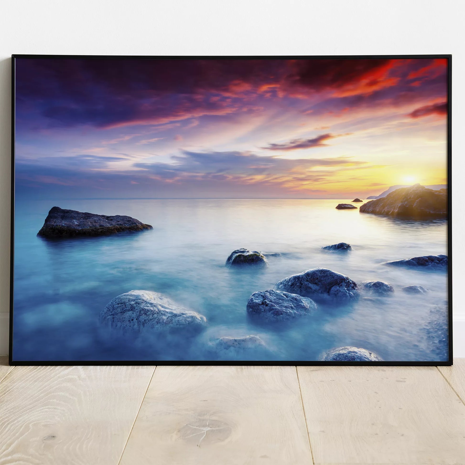 夕暮れの海岸に佇む岩々と神秘的なターコイズブルーの海景色