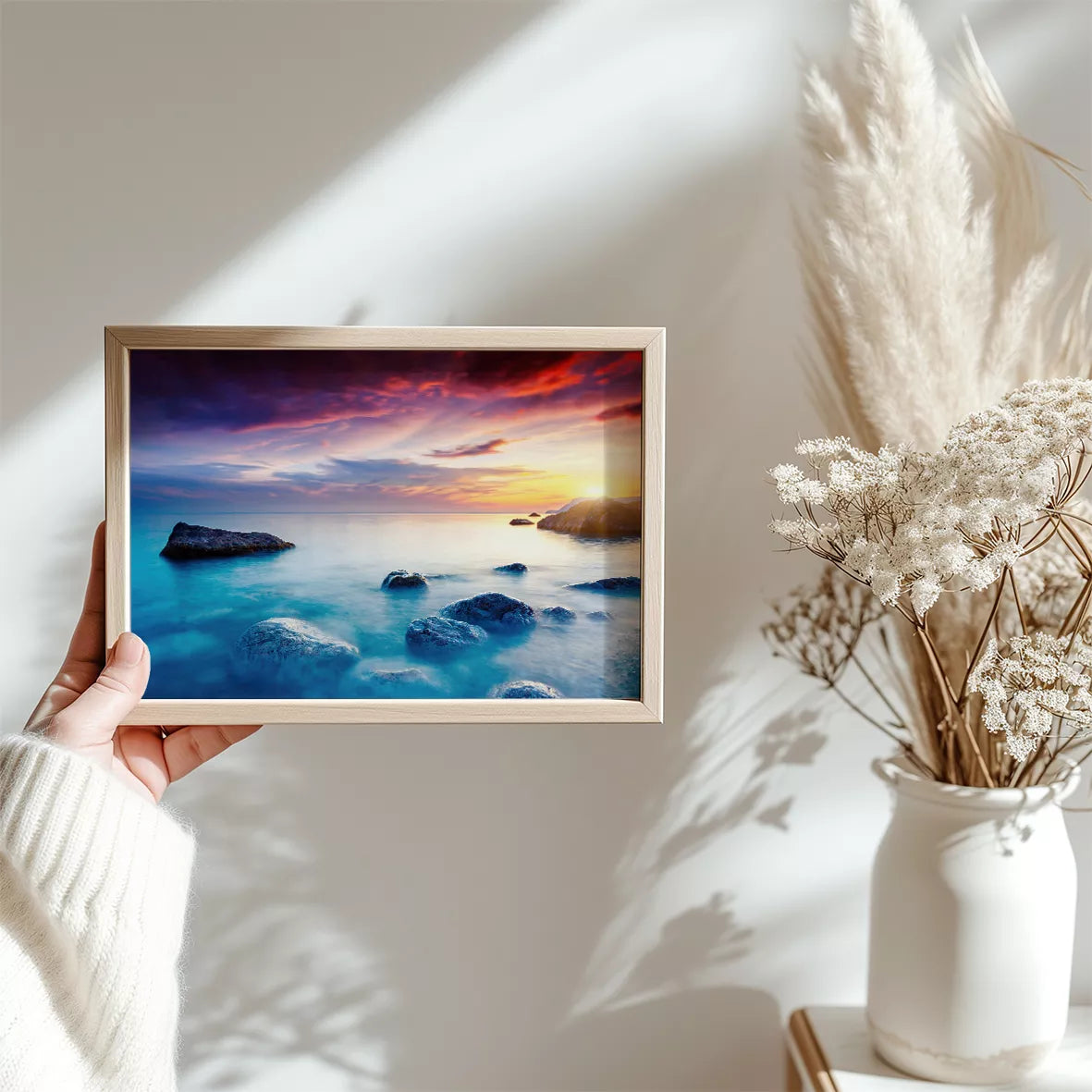 夕暮れの海岸に佇む岩々と神秘的なターコイズブルーの海景色