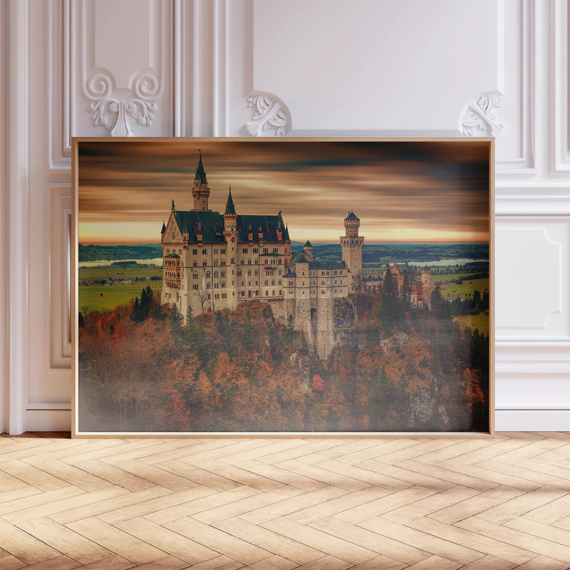 ドイツのノイシュヴァンシュタイン城と紅葉する秋の森、夕暮れの風景