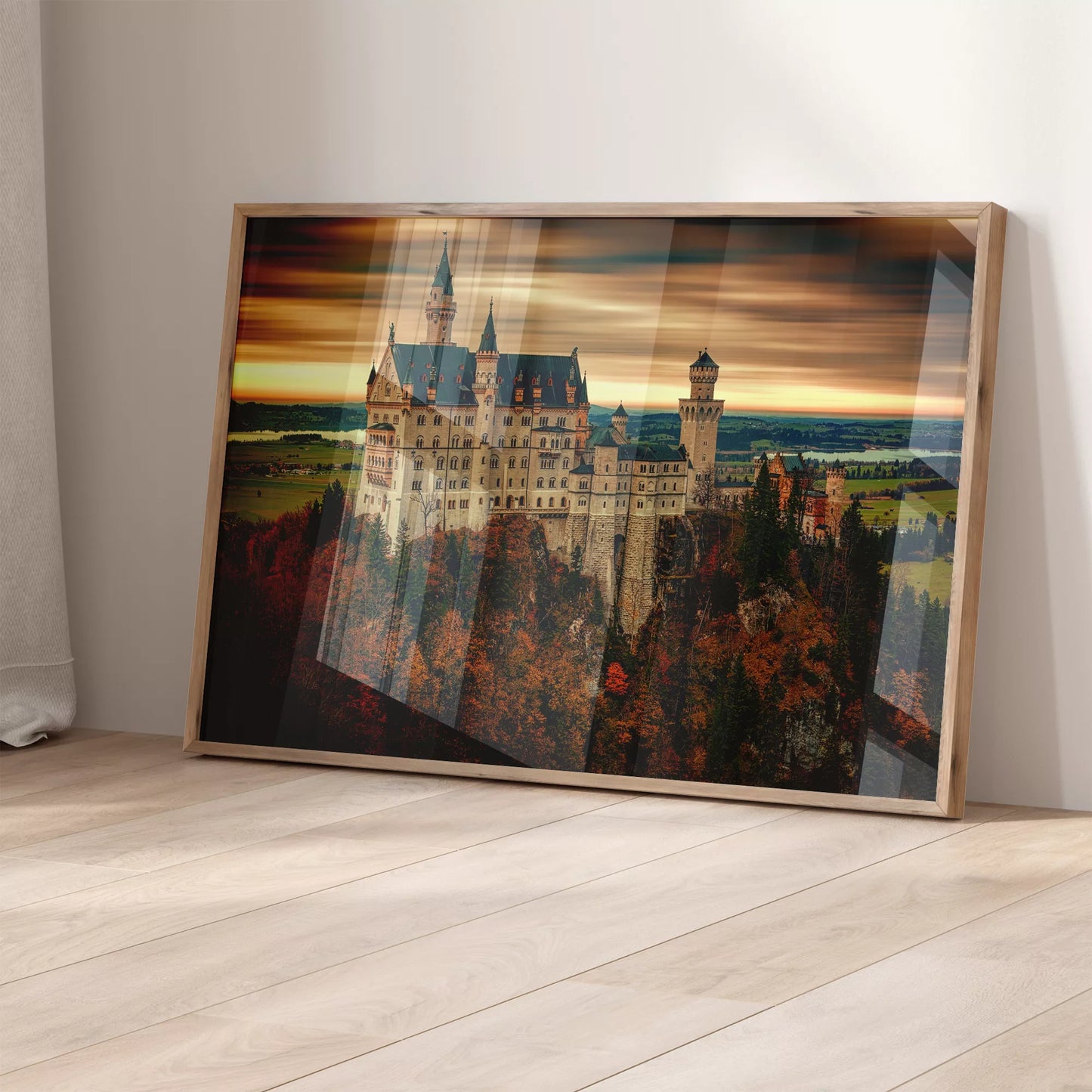 ドイツのノイシュヴァンシュタイン城と紅葉する秋の森、夕暮れの風景