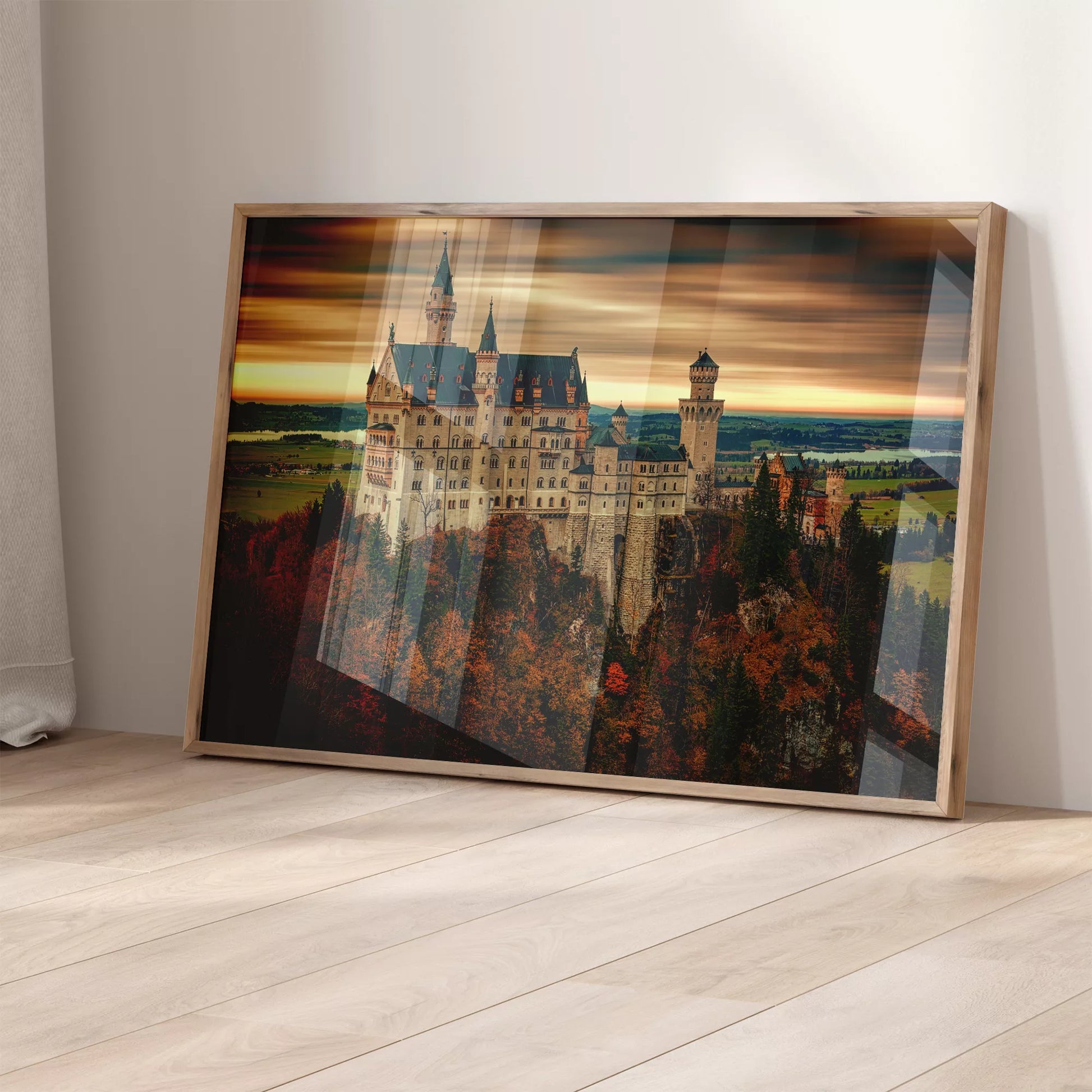 ドイツのノイシュヴァンシュタイン城と紅葉する秋の森、夕暮れの風景