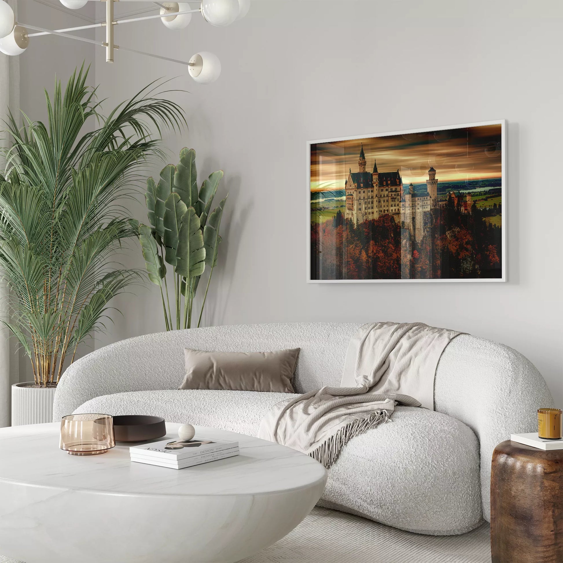 ドイツのノイシュヴァンシュタイン城と紅葉する秋の森、夕暮れの風景