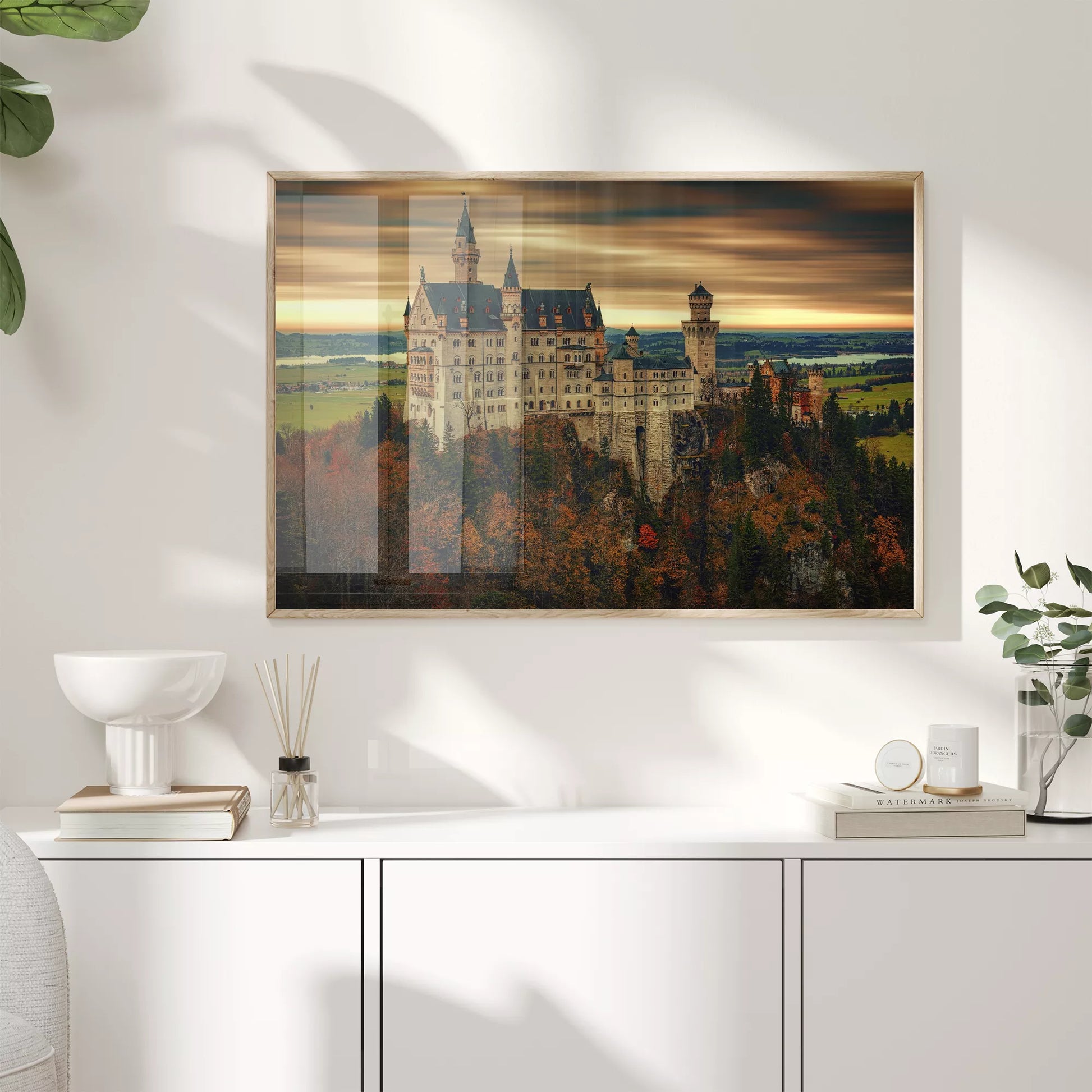 ドイツのノイシュヴァンシュタイン城と紅葉する秋の森、夕暮れの風景