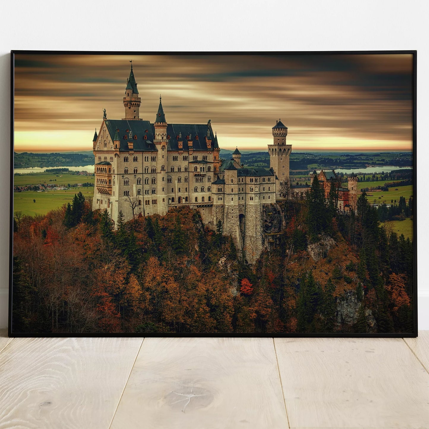 ドイツのノイシュヴァンシュタイン城と紅葉する秋の森、夕暮れの風景