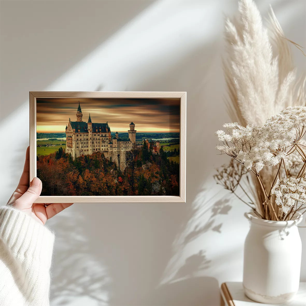 ドイツのノイシュヴァンシュタイン城と紅葉する秋の森、夕暮れの風景