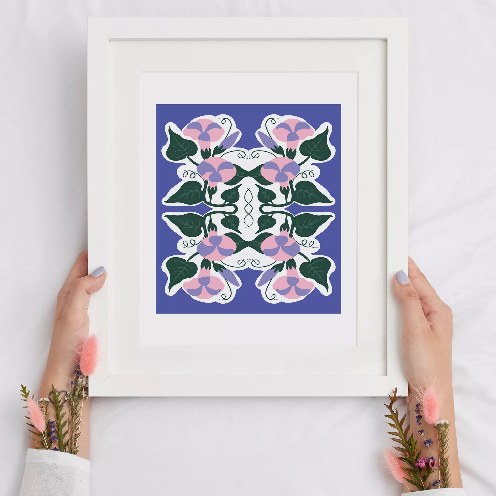 北欧風シンメトリーなパープルとピンクの花のボタニカルアートポスター