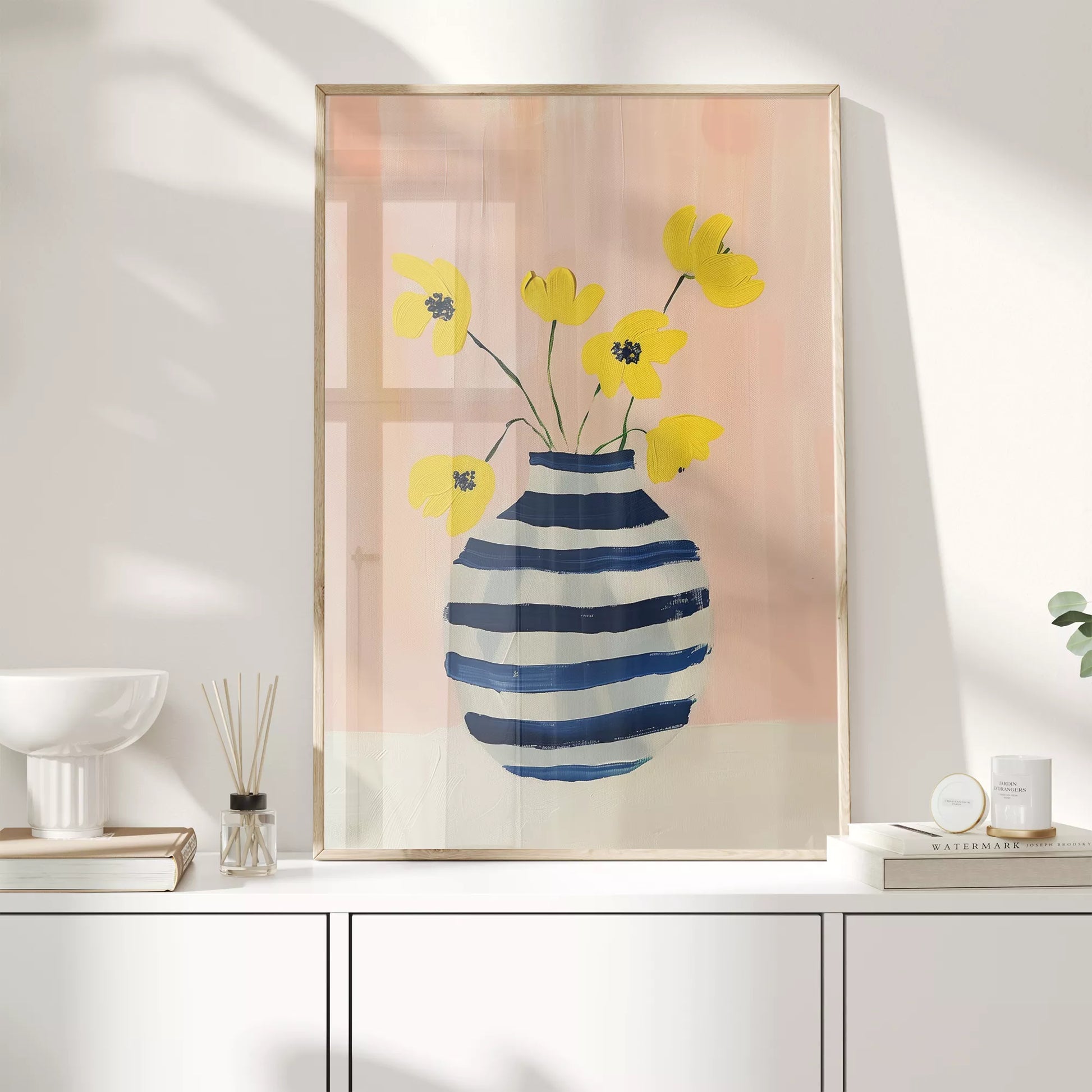 北欧モダンなストライプ花瓶と黄色い花のアートポスター