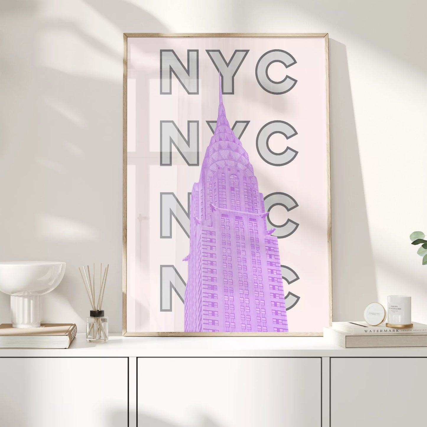 ピンク色のクライスラービルとNYCタイポグラフィーのモダンアート