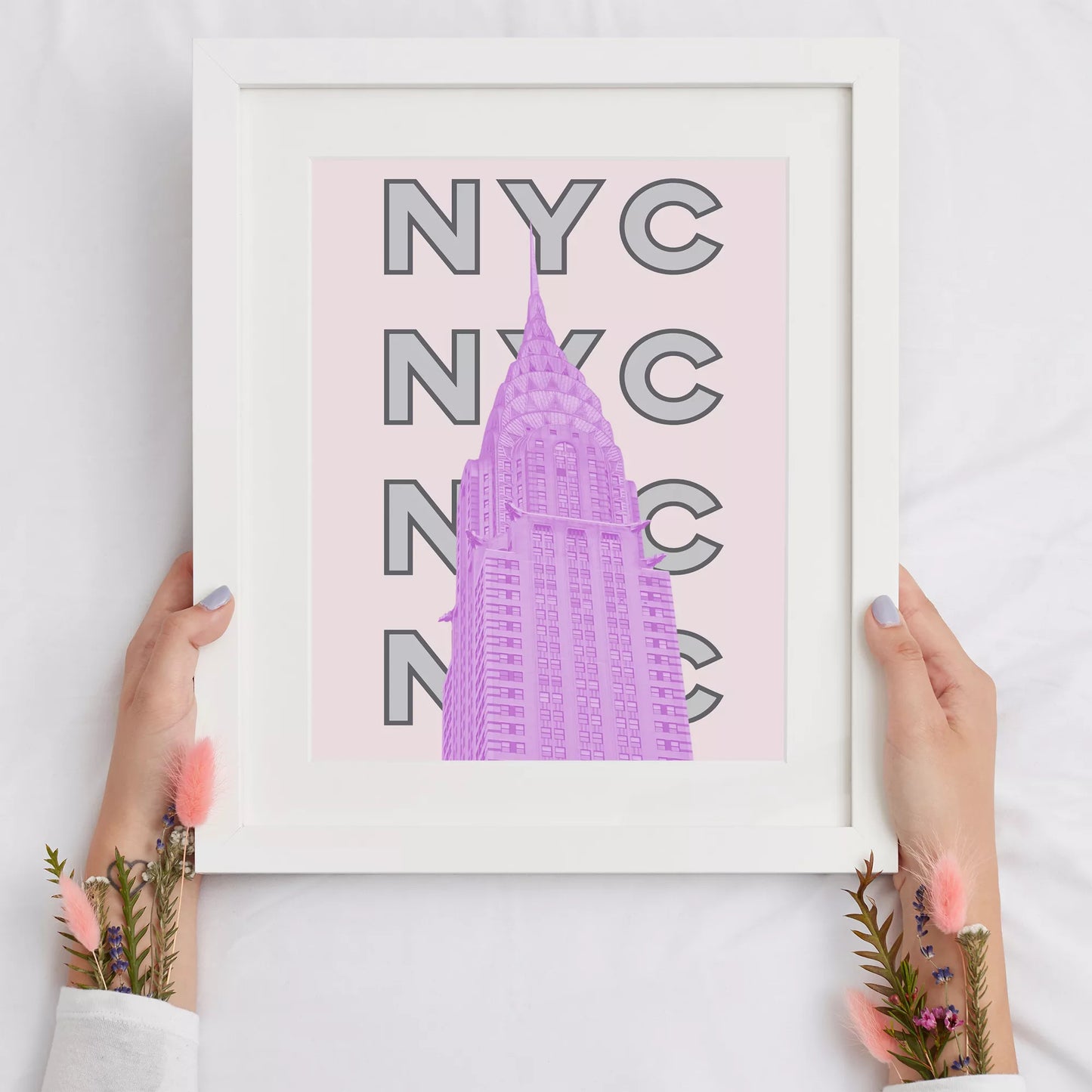 ピンク色のクライスラービルとNYCタイポグラフィーのモダンアート