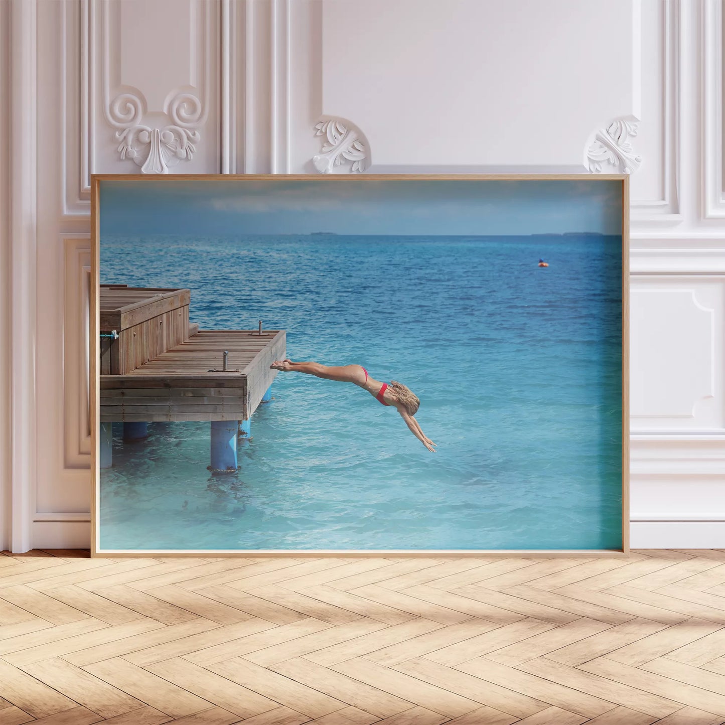 青い海に木製デッキからダイビングする爽快な瞬間