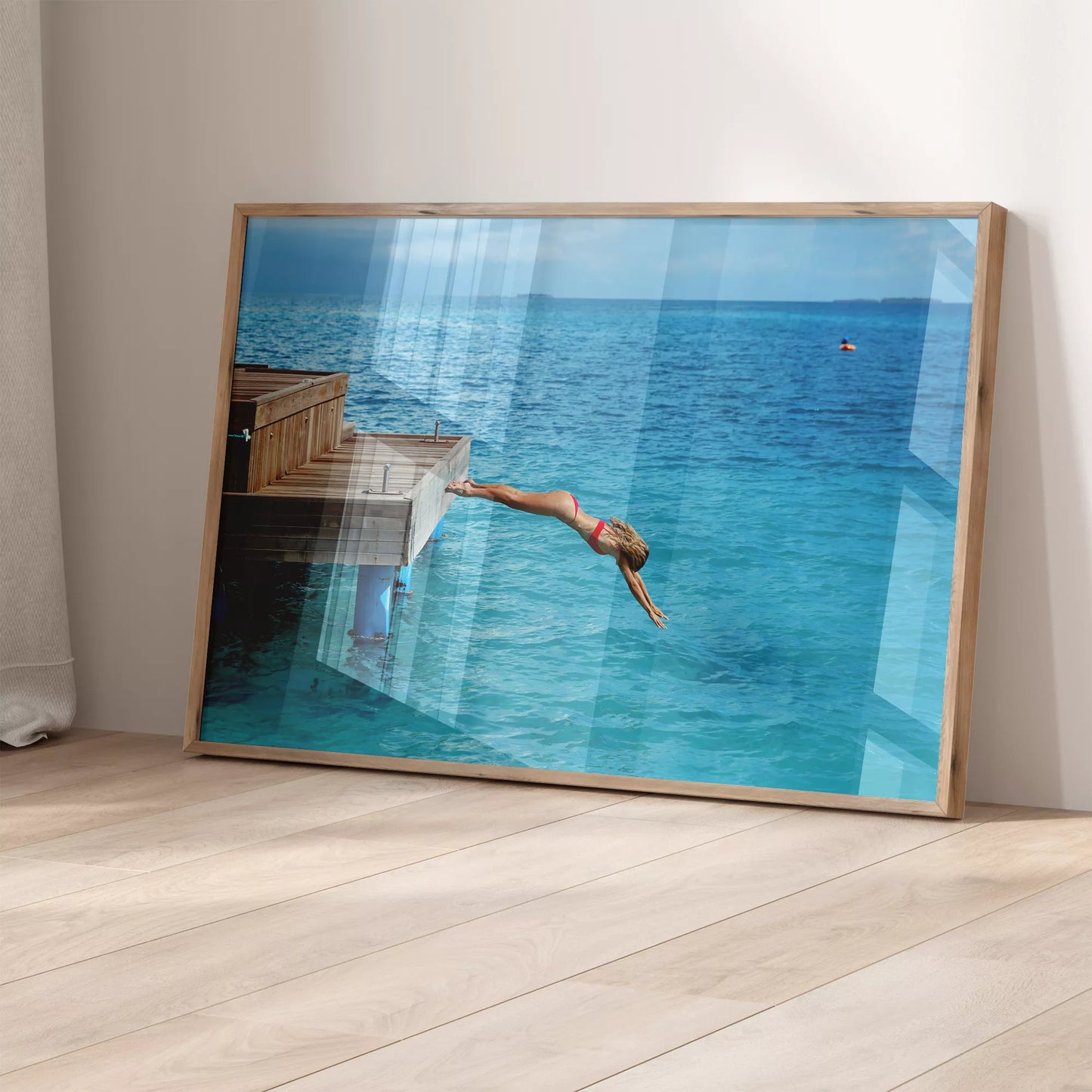 青い海に木製デッキからダイビングする爽快な瞬間