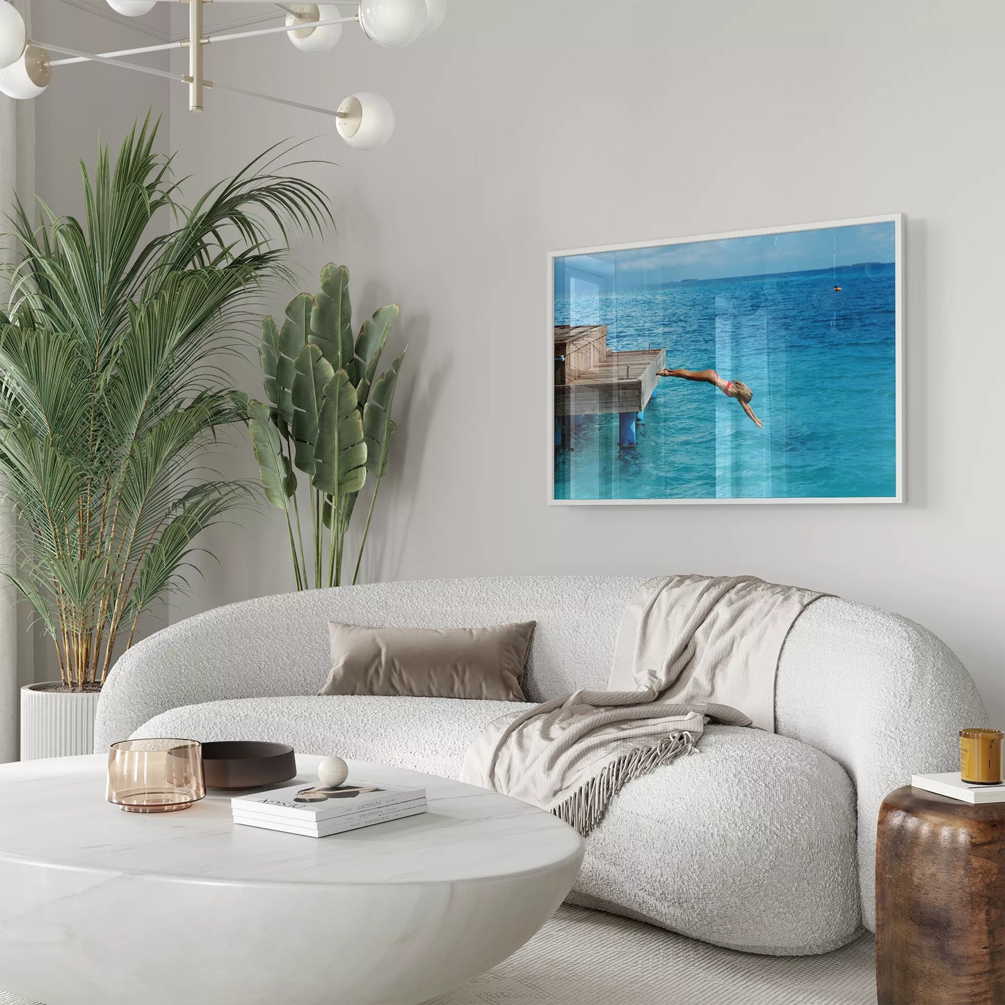 青い海に木製デッキからダイビングする爽快な瞬間