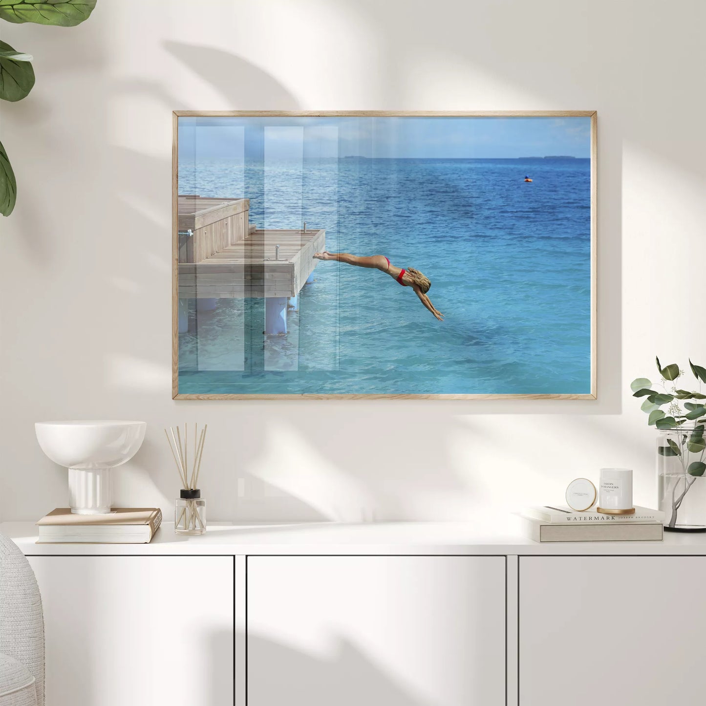 青い海に木製デッキからダイビングする爽快な瞬間