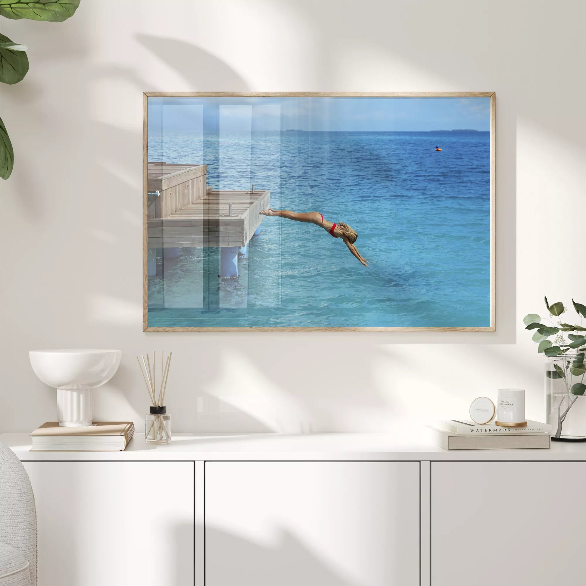 青い海に木製デッキからダイビングする爽快な瞬間