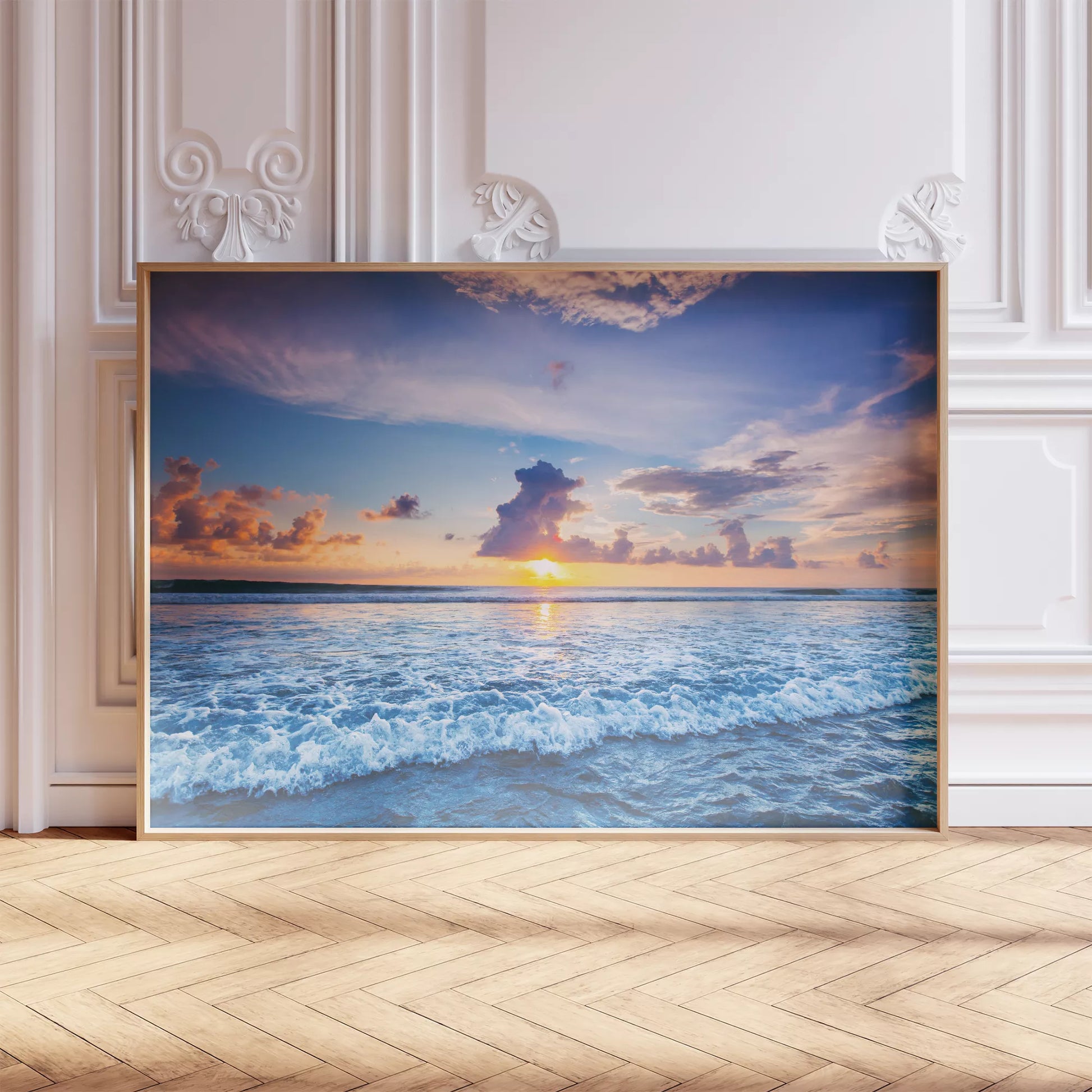 夕日に染まる波と空、オレンジと青のグラデーションが美しい海景色