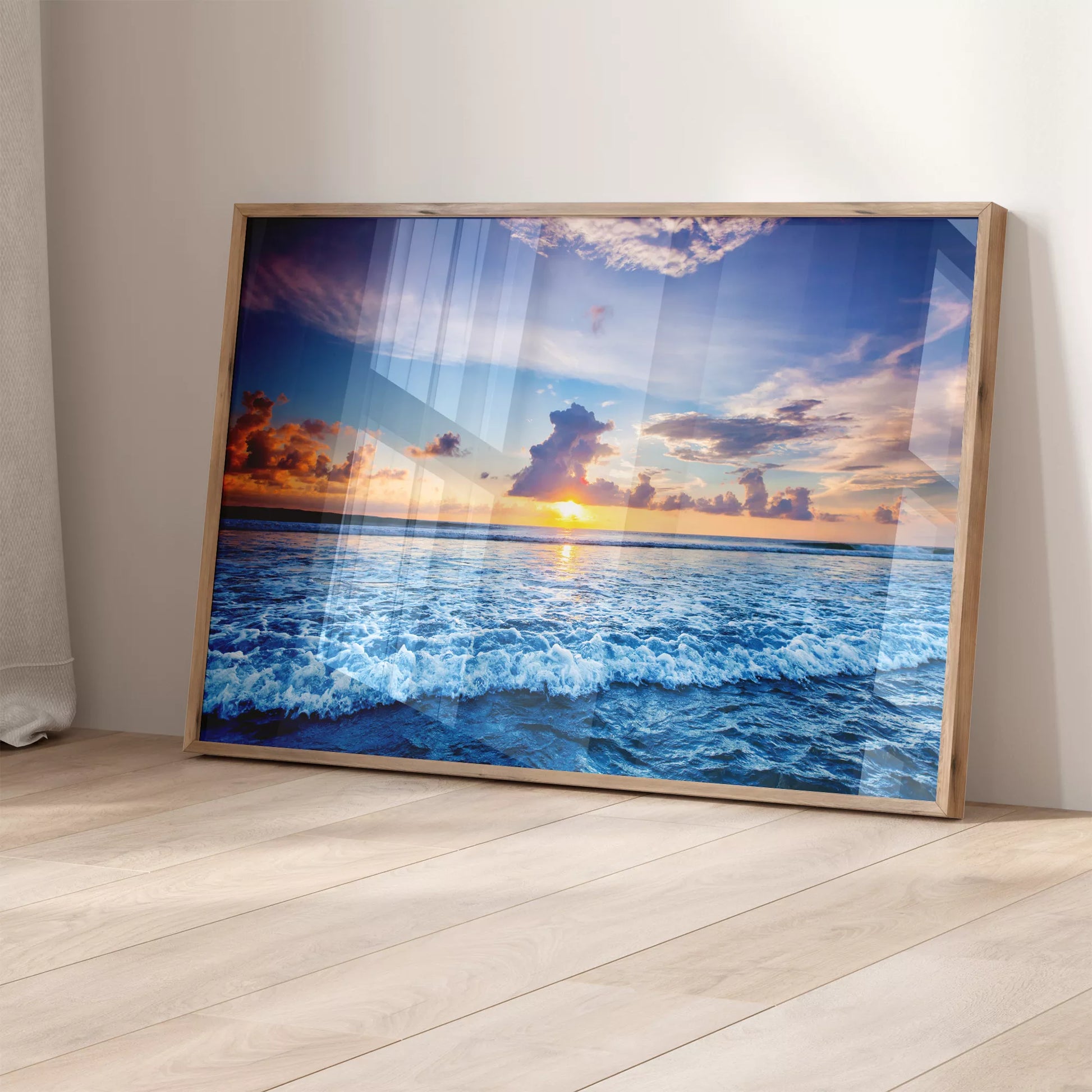 夕日に染まる波と空、オレンジと青のグラデーションが美しい海景色