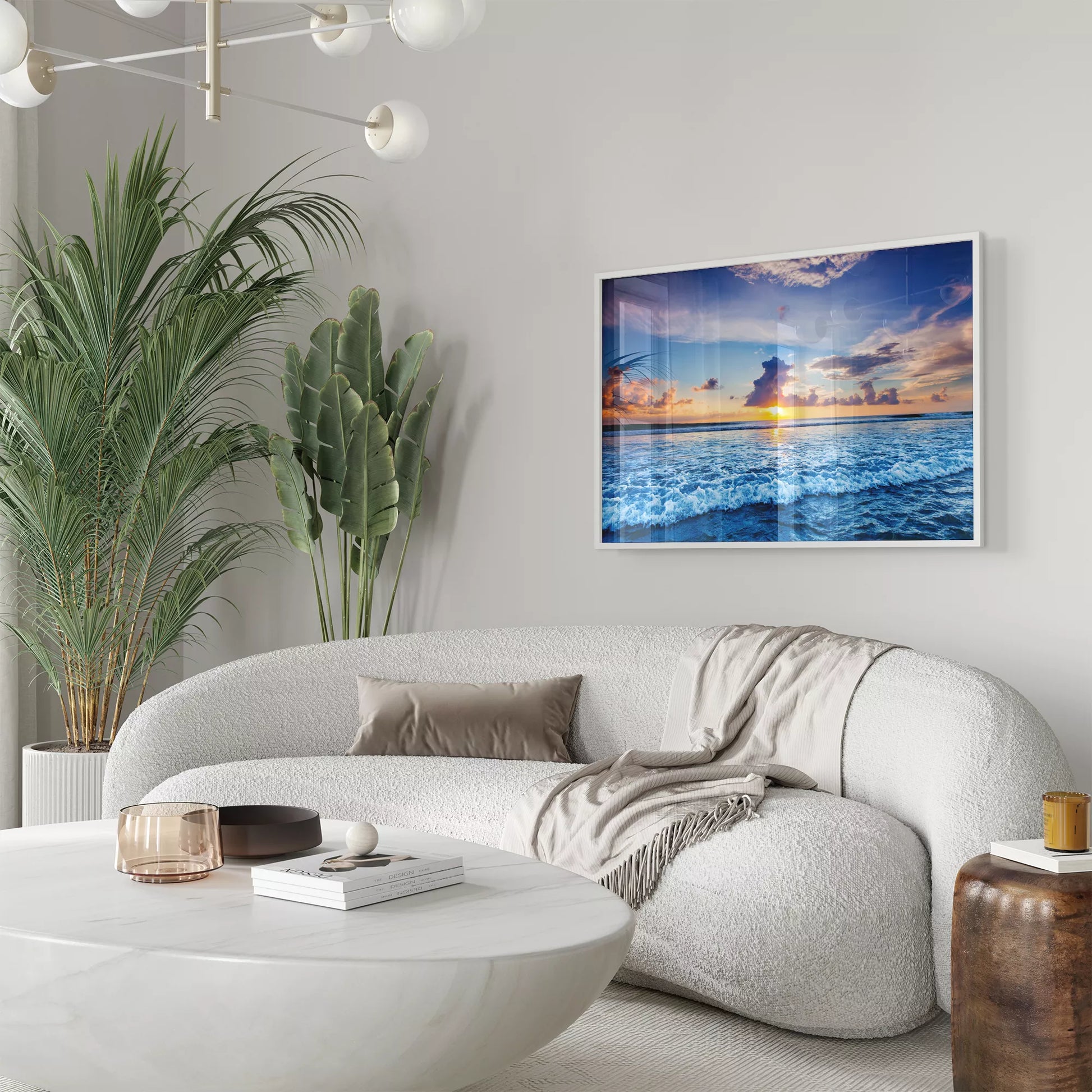 夕日に染まる波と空、オレンジと青のグラデーションが美しい海景色