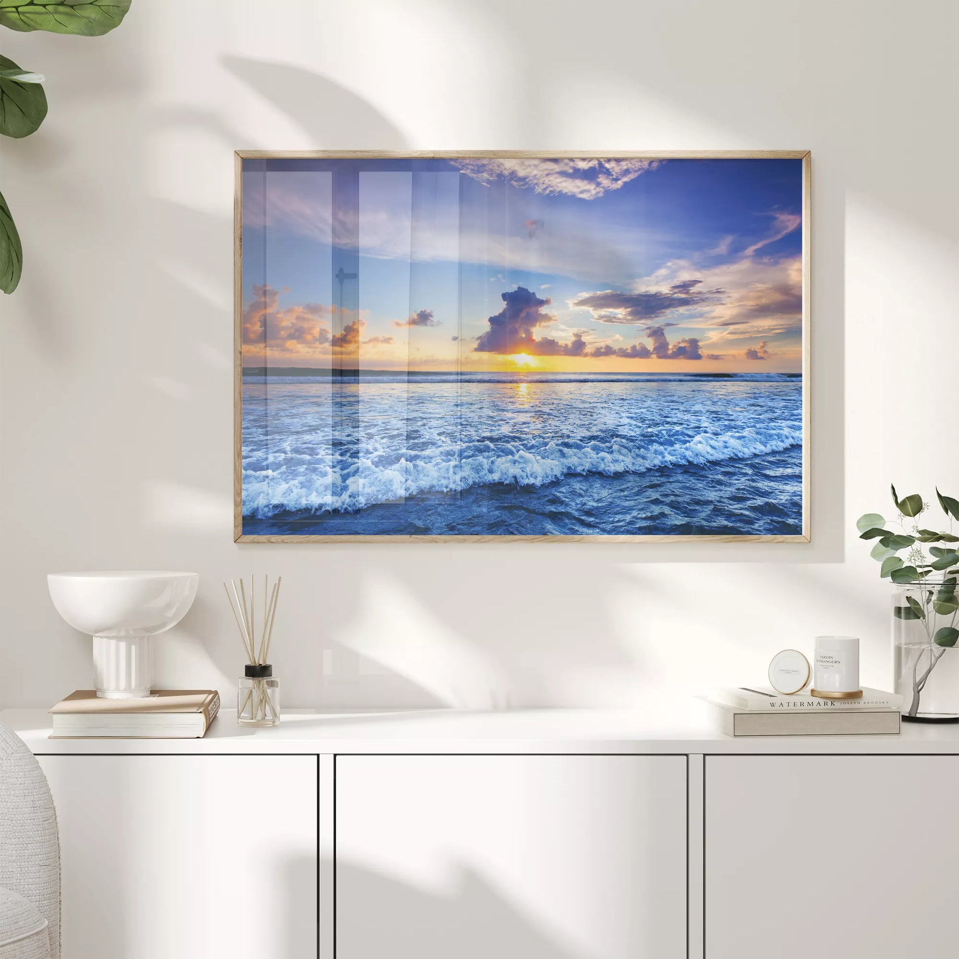 夕日に染まる波と空、オレンジと青のグラデーションが美しい海景色