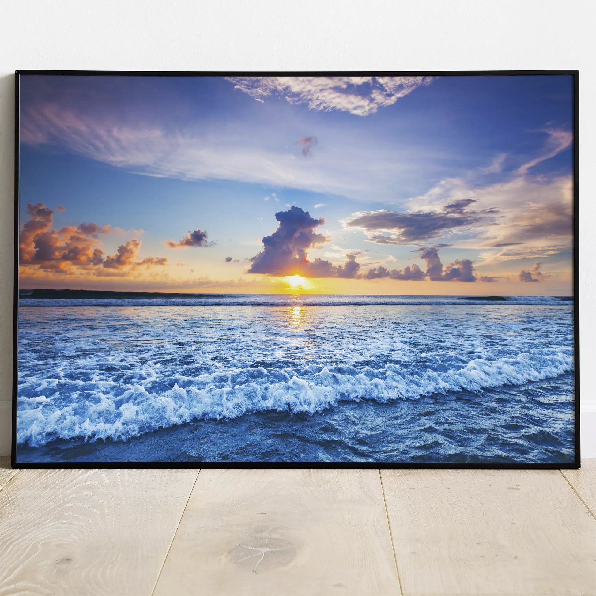 夕日に染まる波と空、オレンジと青のグラデーションが美しい海景色