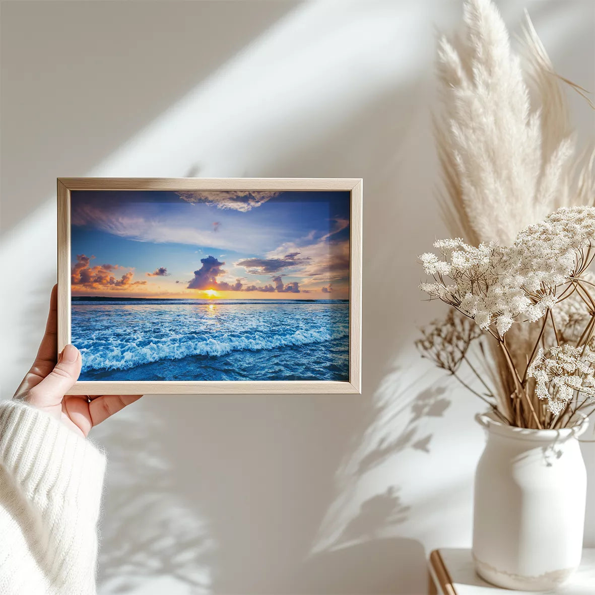 夕日に染まる波と空、オレンジと青のグラデーションが美しい海景色