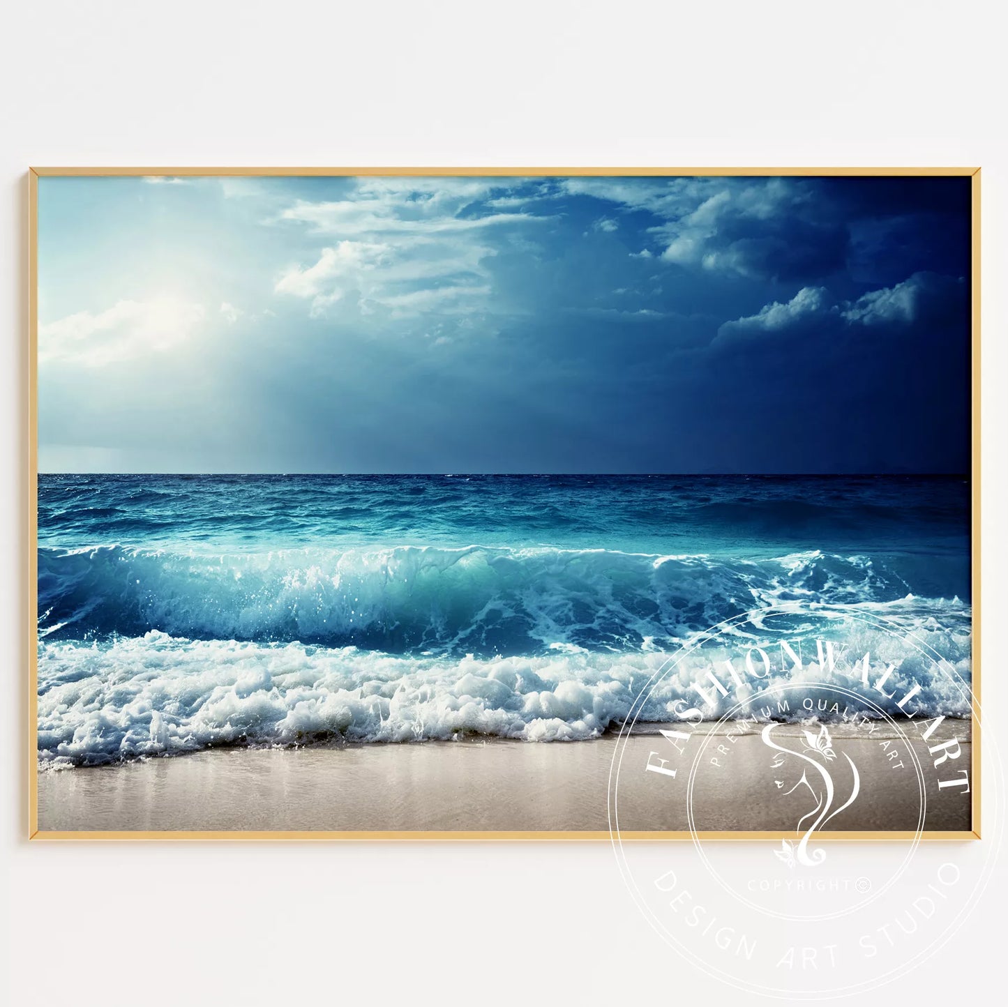 青い海の波しぶきと劇的な空の風景写真