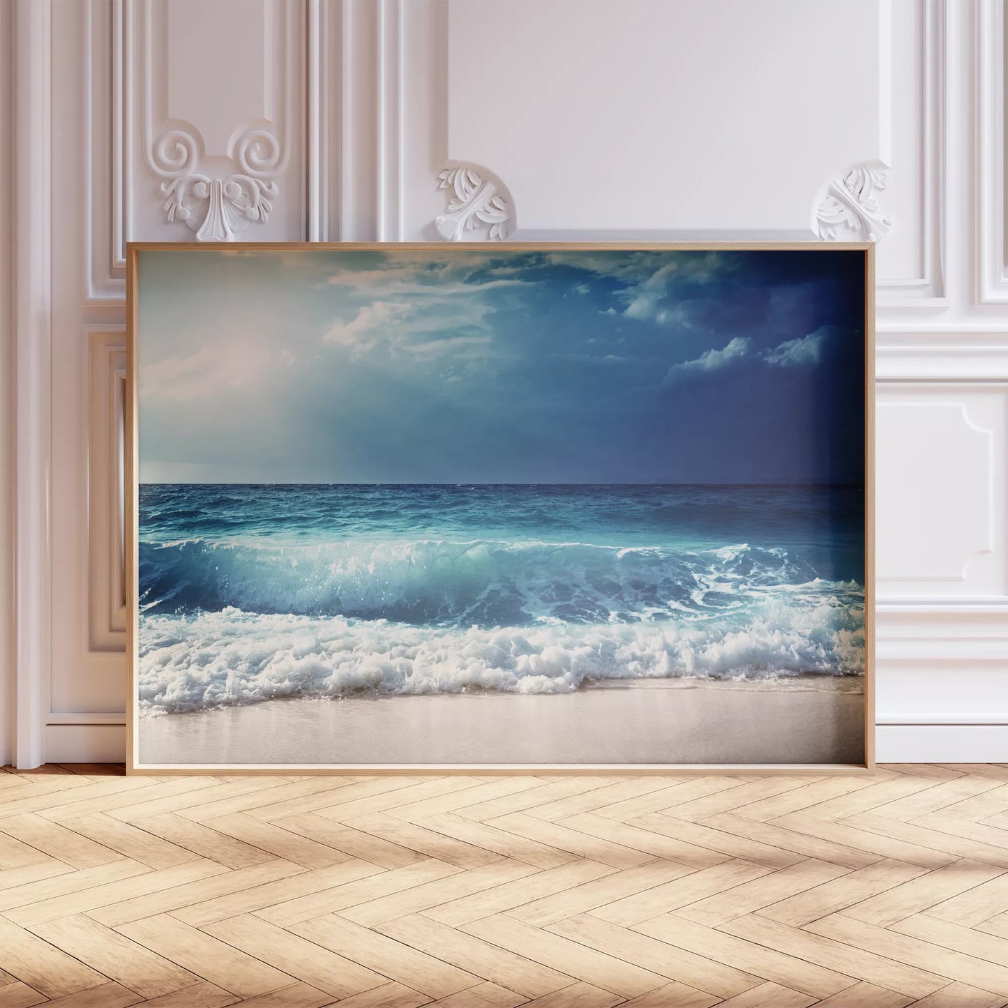 青い海の波しぶきと劇的な空の風景写真