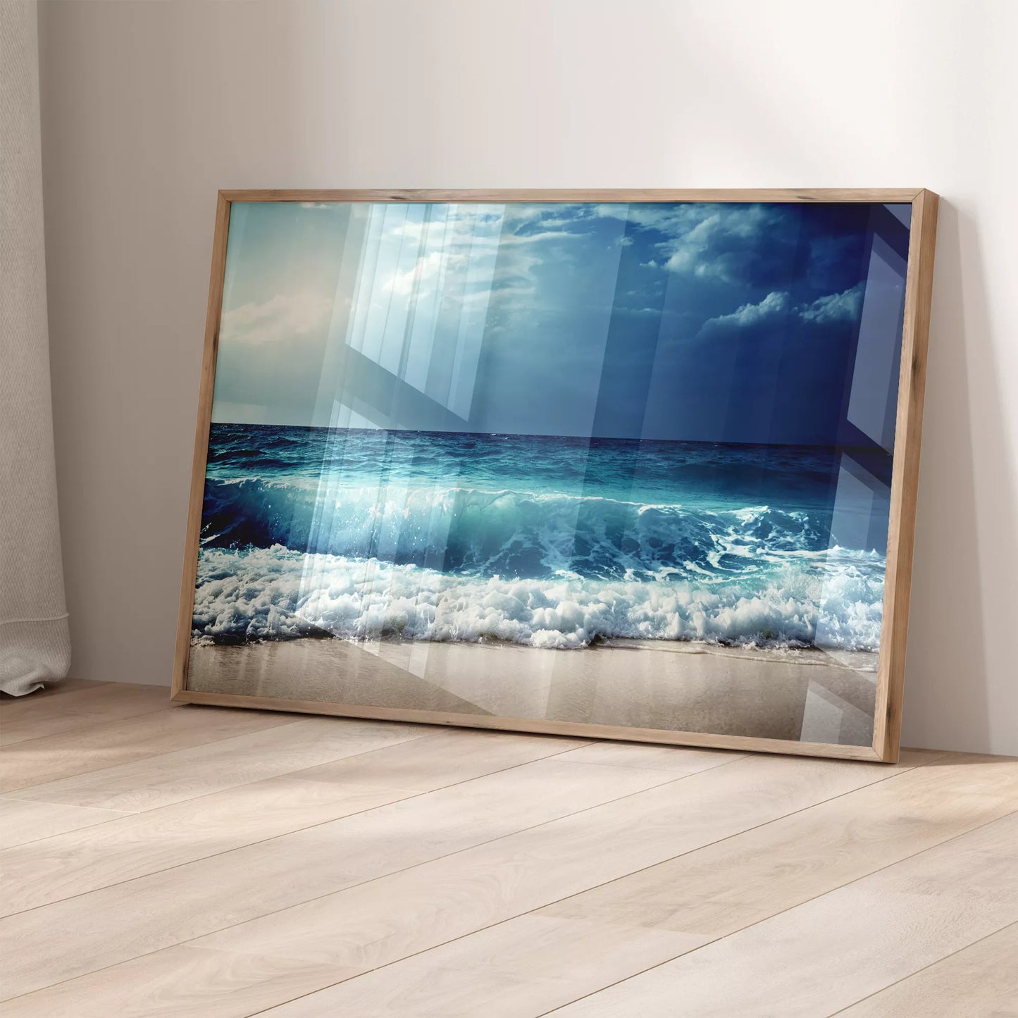 青い海の波しぶきと劇的な空の風景写真