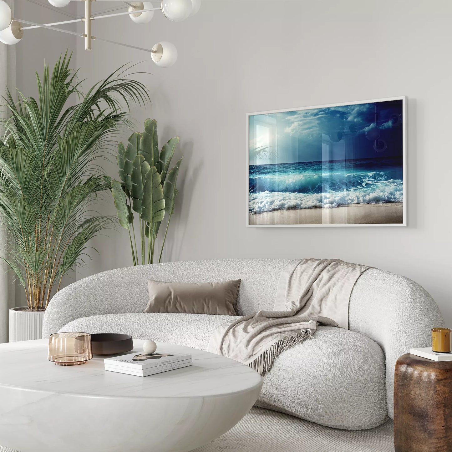 青い海の波しぶきと劇的な空の風景写真