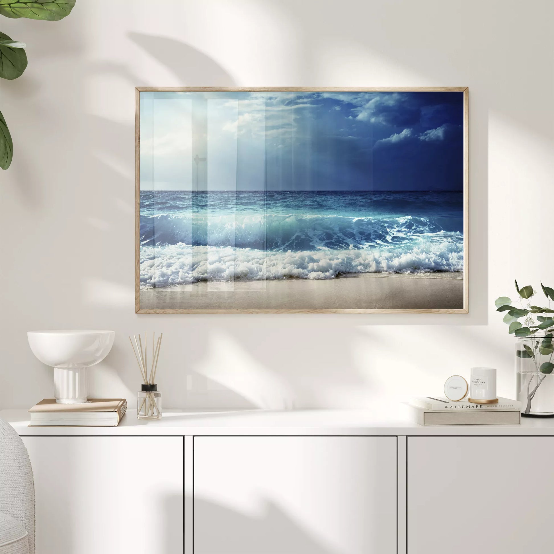 青い海の波しぶきと劇的な空の風景写真