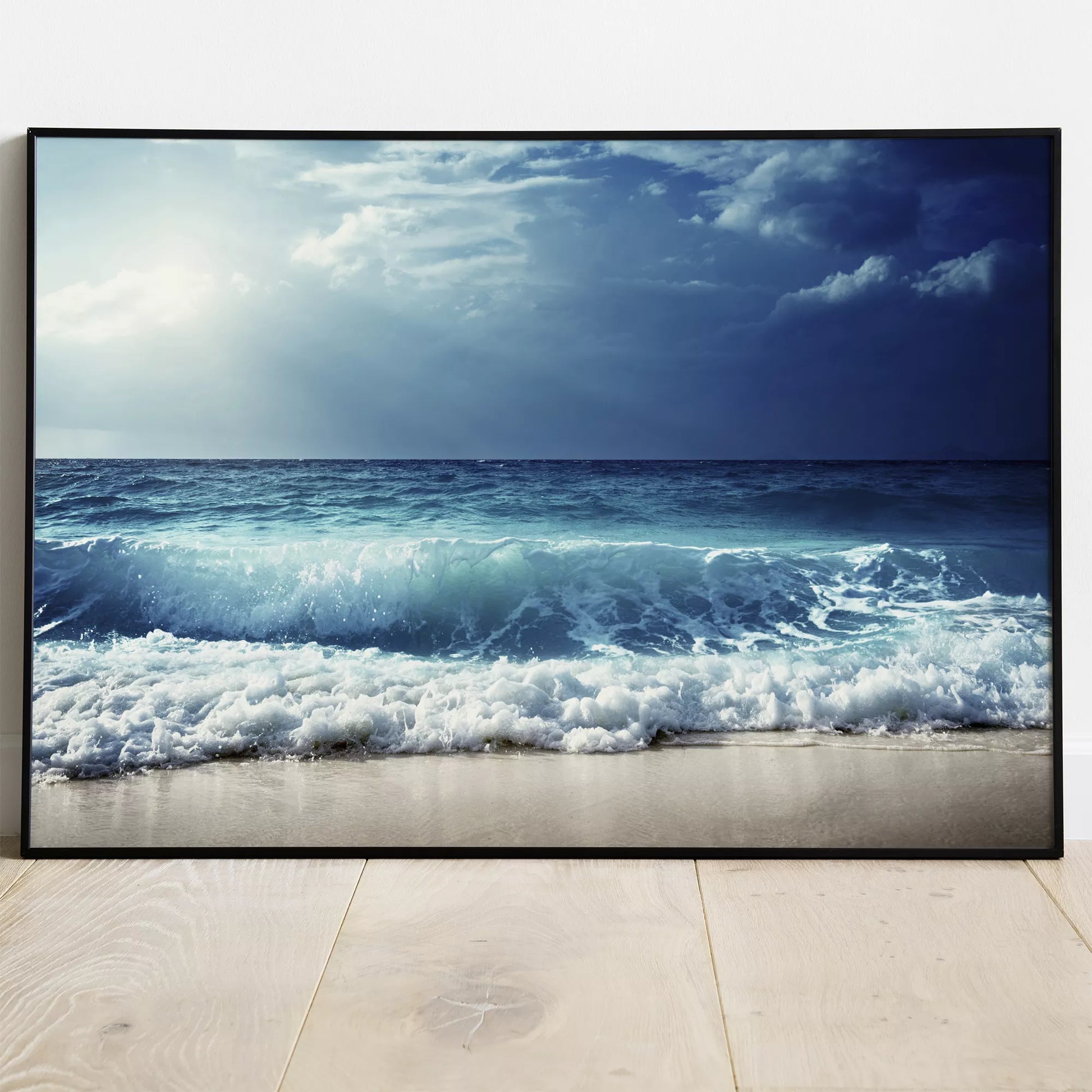 青い海の波しぶきと劇的な空の風景写真