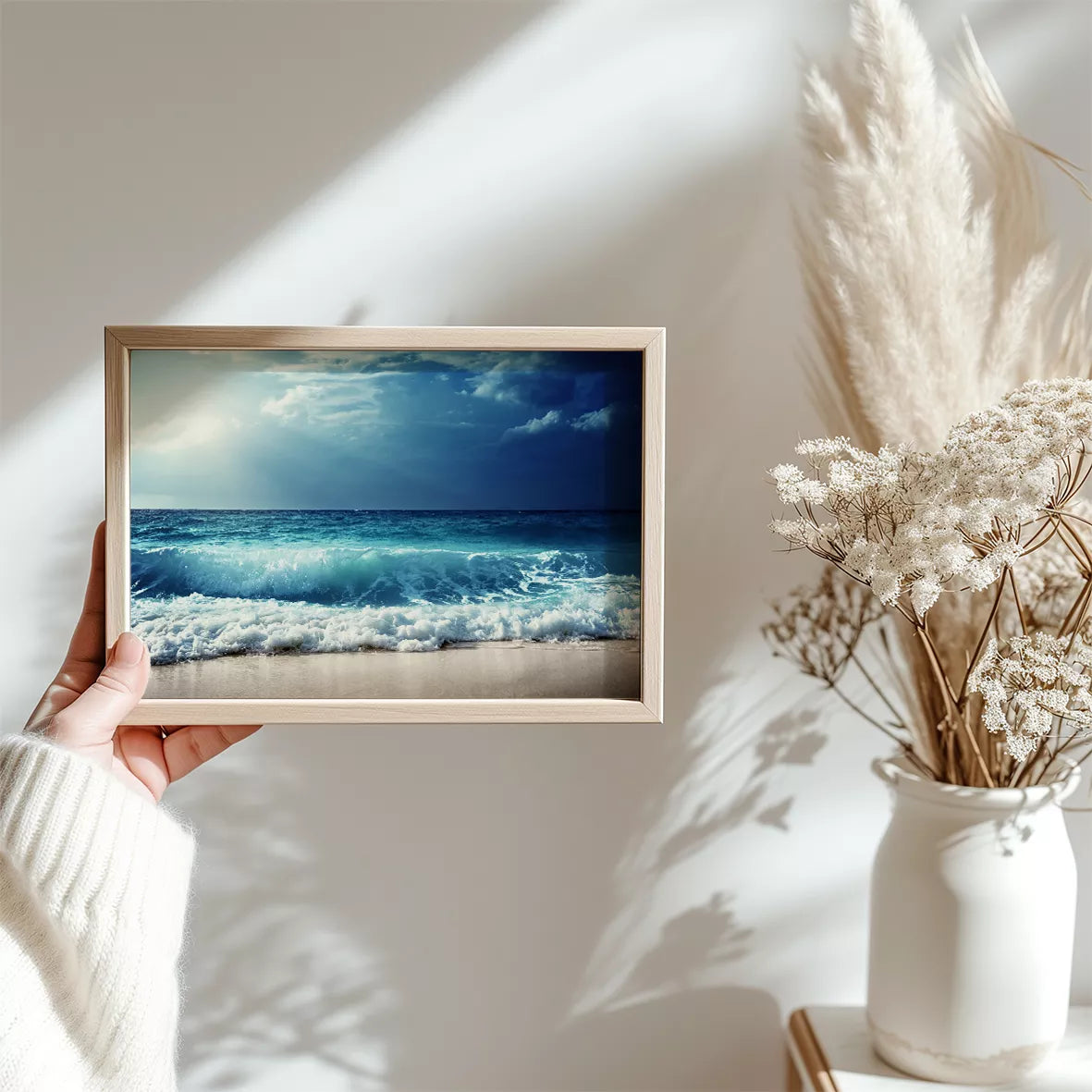 青い海の波しぶきと劇的な空の風景写真