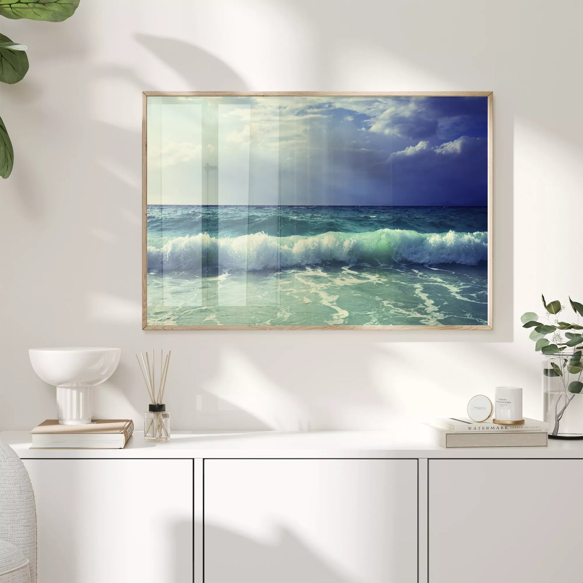 エメラルドグリーンの波と青空が調和する海景写真アート