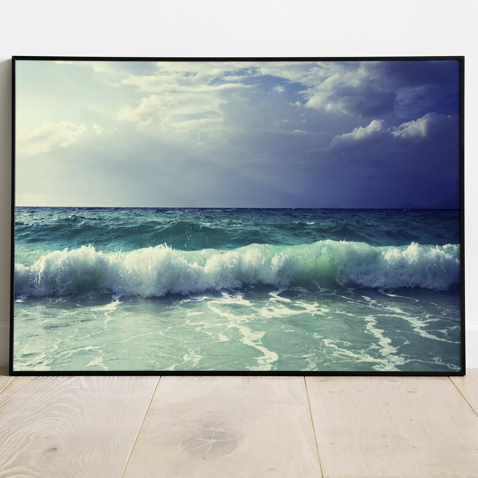 エメラルドグリーンの波と青空が調和する海景写真アート