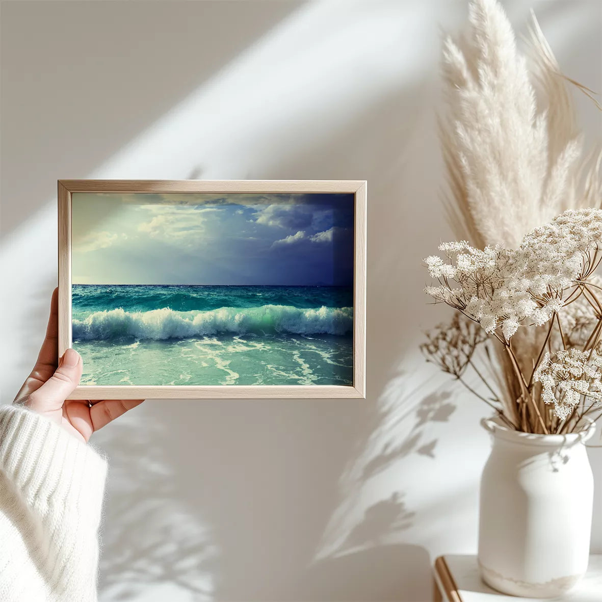 エメラルドグリーンの波と青空が調和する海景写真アート