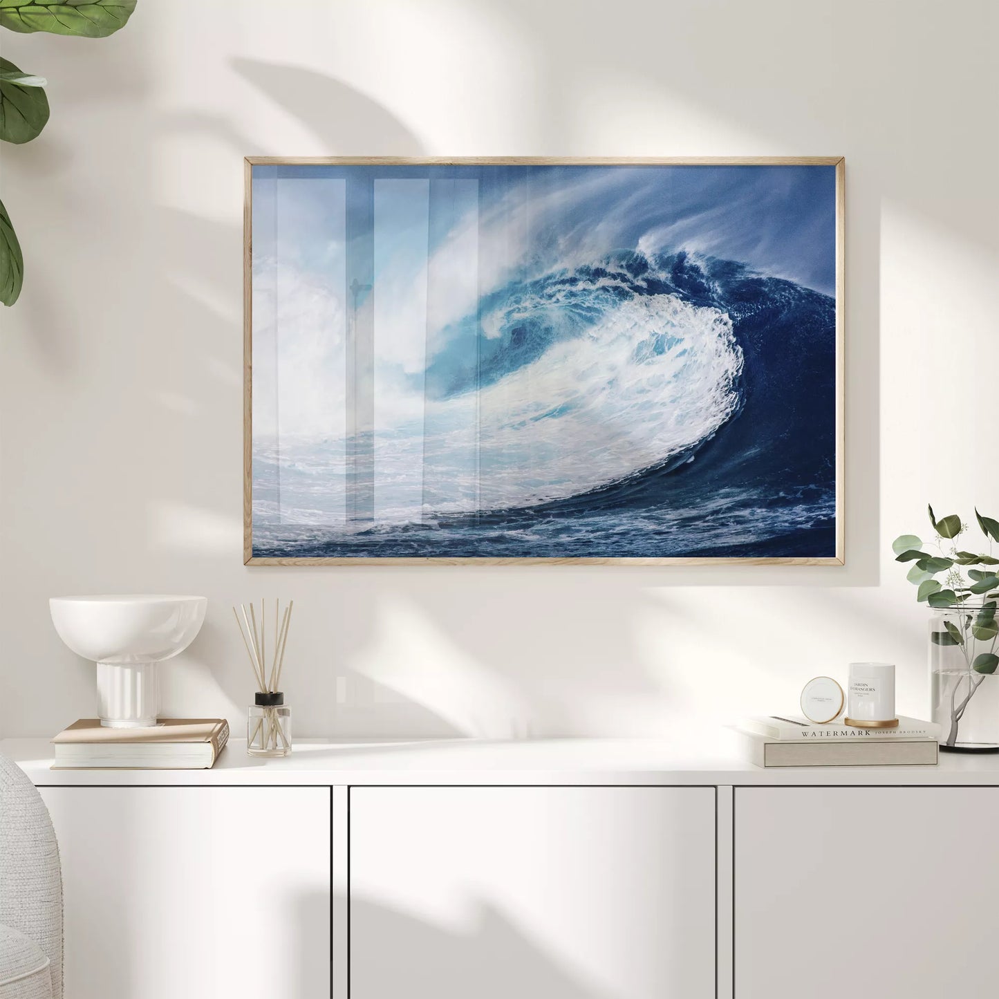 力強い青い波が巻き上がる迫力のある海景アート