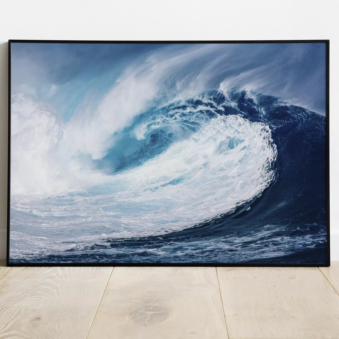 力強い青い波が巻き上がる迫力のある海景アート