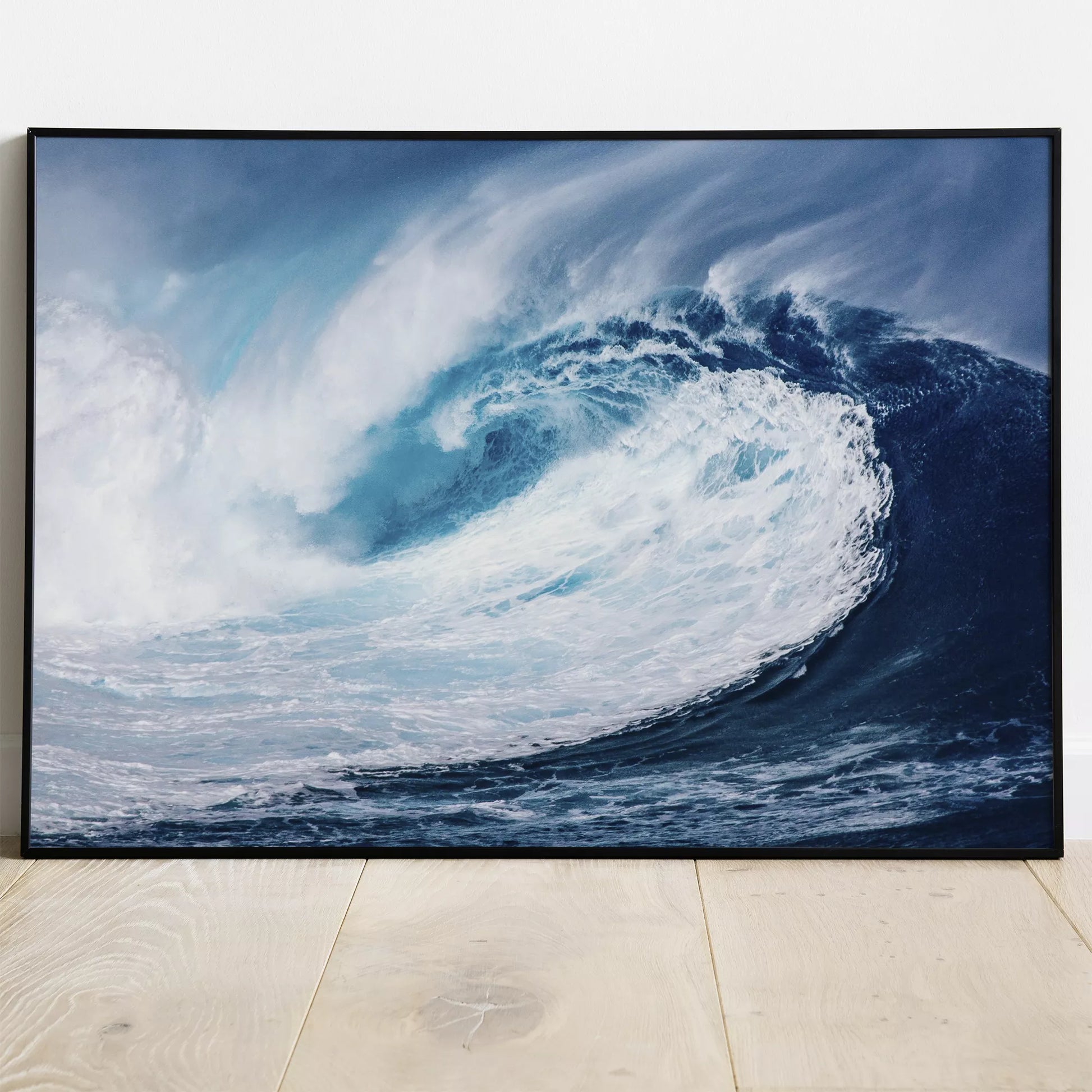 力強い青い波が巻き上がる迫力のある海景アート