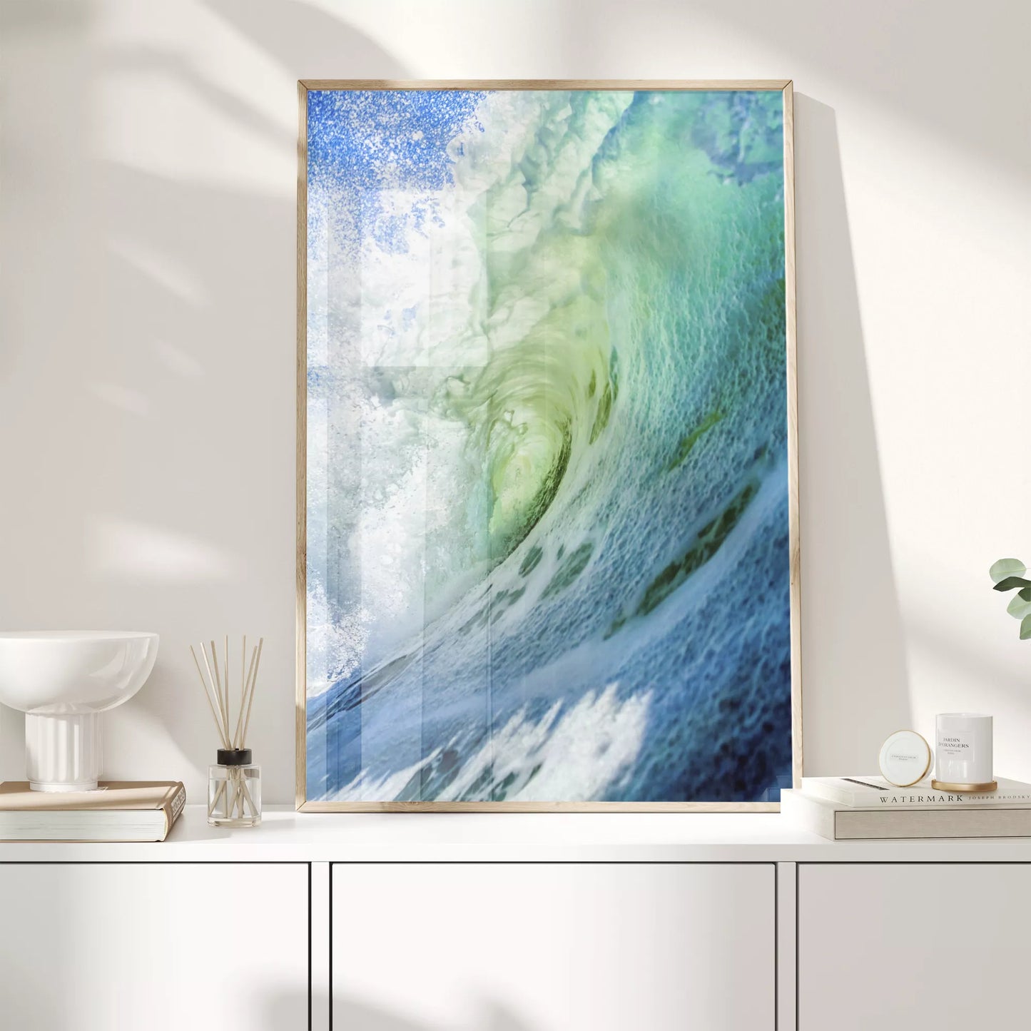 ダイナミックな波のうねりが巻き込む瞬間を捉えた写真。エメラルドグリーンからターコイズブルーへのグラデーション、白い水しぶきと透明感のある水面が印象的な海の情景。