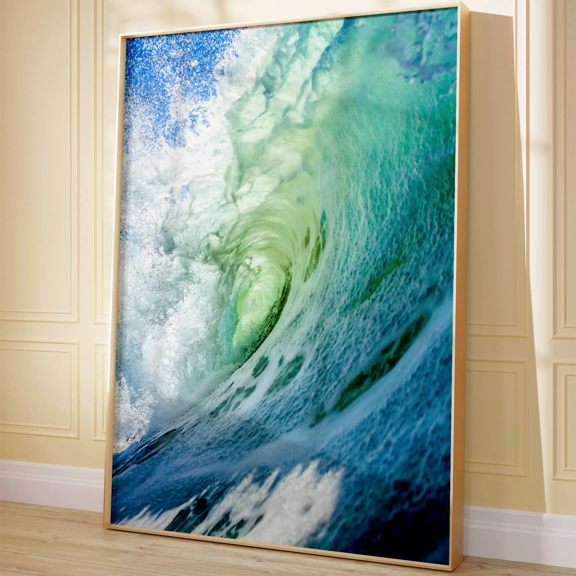 ダイナミックな波のうねりが巻き込む瞬間を捉えた写真。エメラルドグリーンからターコイズブルーへのグラデーション、白い水しぶきと透明感のある水面が印象的な海の情景。