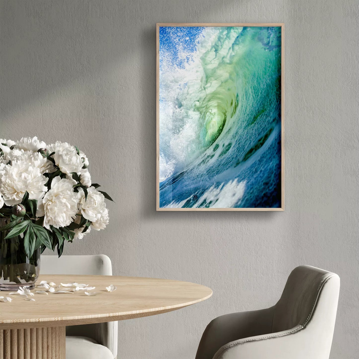 ダイナミックな波のうねりが巻き込む瞬間を捉えた写真。エメラルドグリーンからターコイズブルーへのグラデーション、白い水しぶきと透明感のある水面が印象的な海の情景。