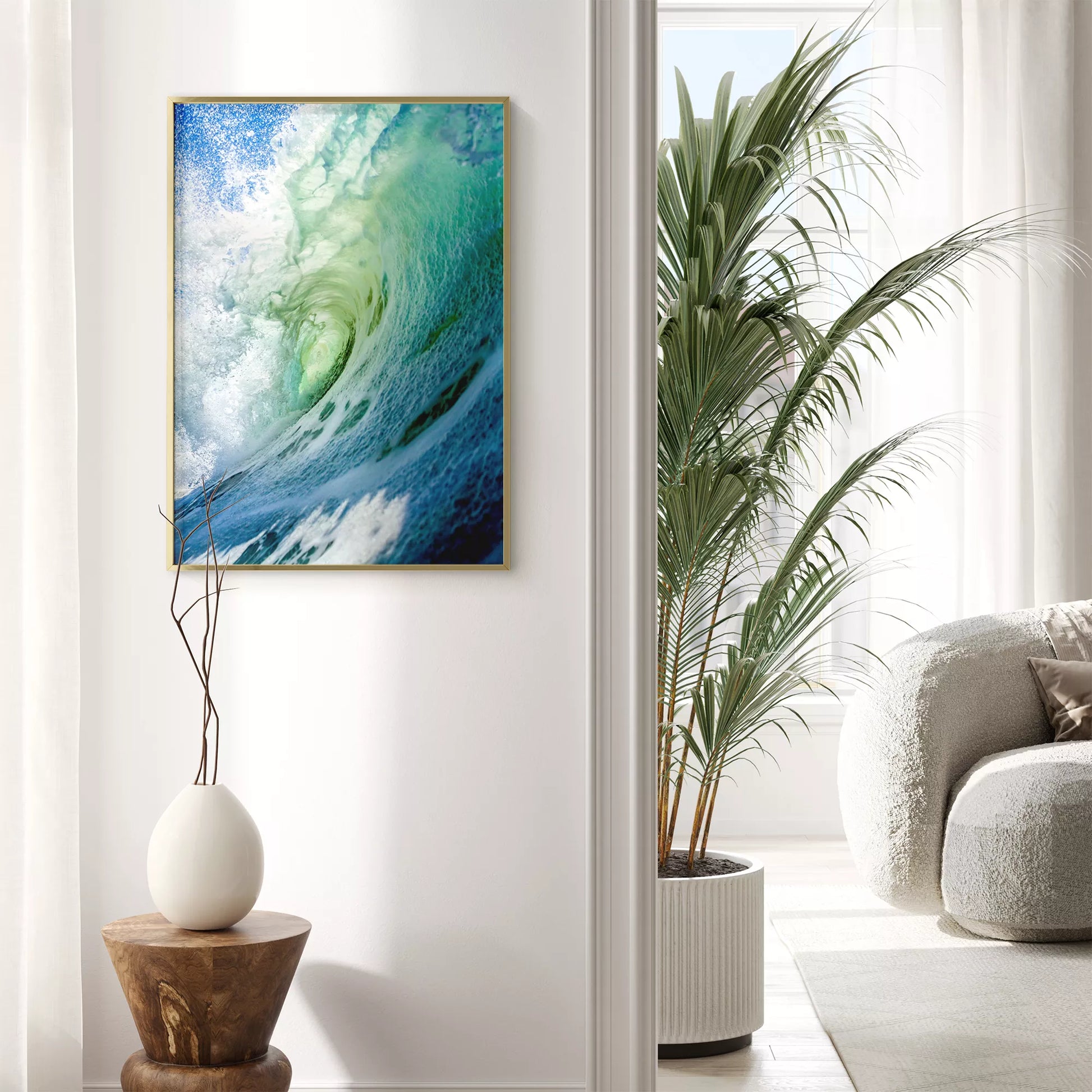 ダイナミックな波のうねりが巻き込む瞬間を捉えた写真。エメラルドグリーンからターコイズブルーへのグラデーション、白い水しぶきと透明感のある水面が印象的な海の情景。