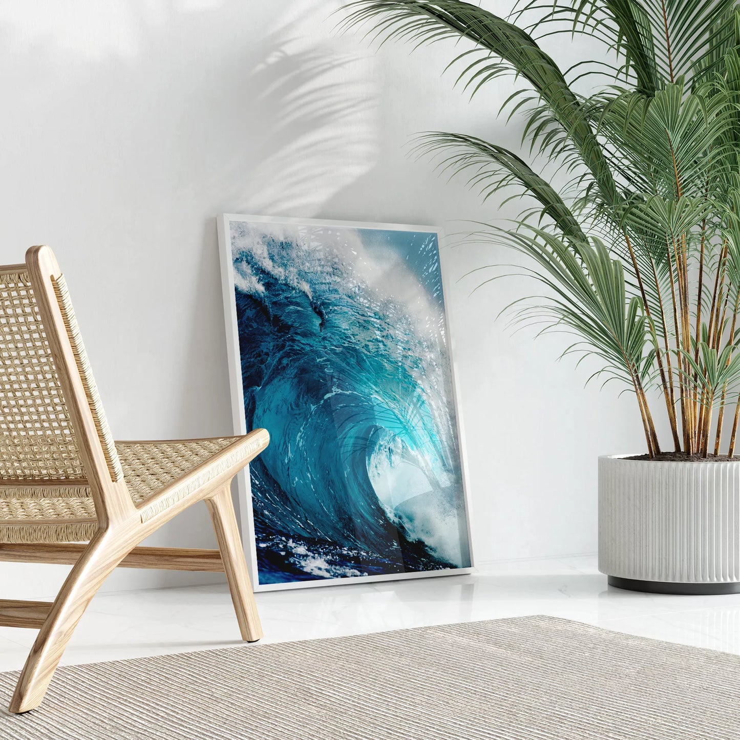 力強いターコイズブルーの波が白い泡を立てながら渦を巻き、青空を背景に迫力ある自然の躍動感を表現した海の写真。細部まで捉えられた波のダイナミックな動きと鮮やかな色彩が印象的。