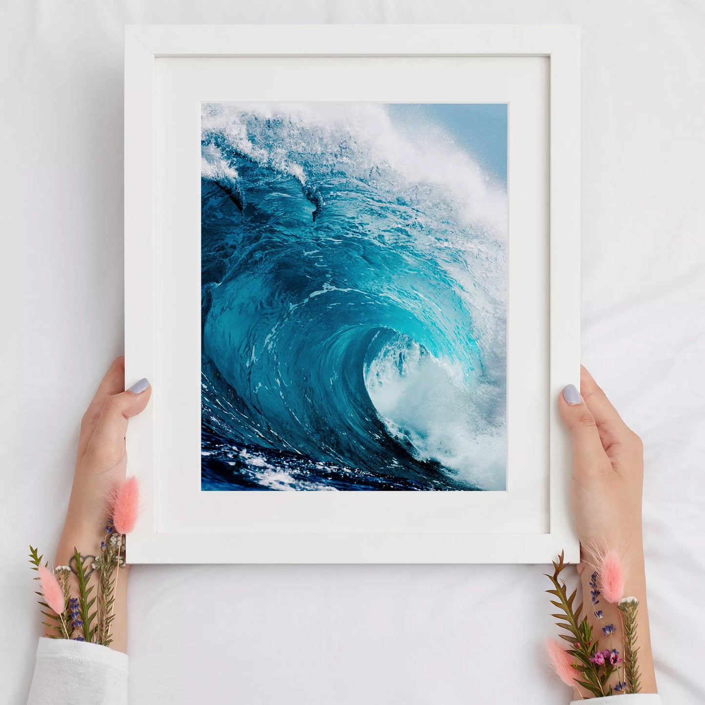 力強いターコイズブルーの波が白い泡を立てながら渦を巻き、青空を背景に迫力ある自然の躍動感を表現した海の写真。細部まで捉えられた波のダイナミックな動きと鮮やかな色彩が印象的。