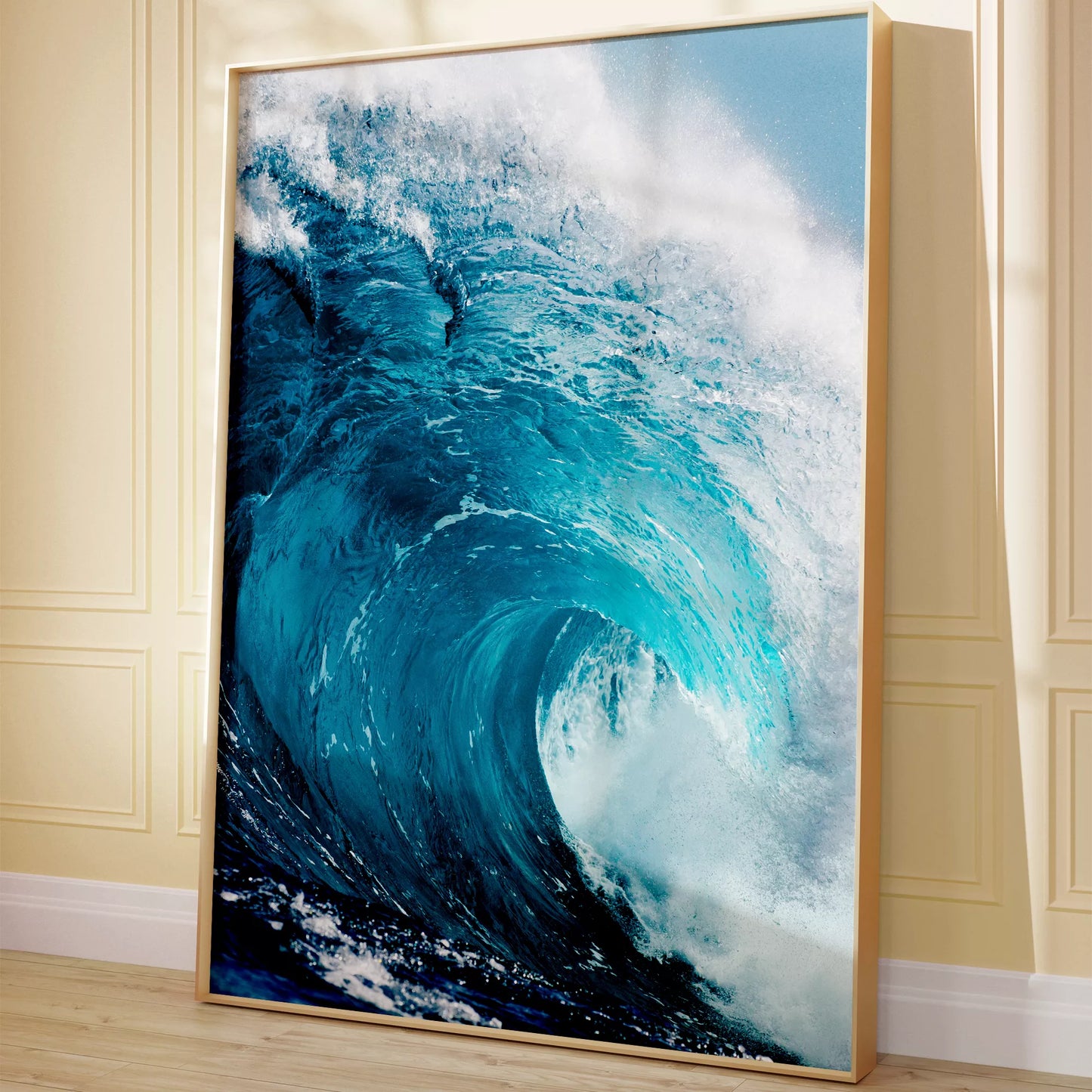 力強いターコイズブルーの波が白い泡を立てながら渦を巻き、青空を背景に迫力ある自然の躍動感を表現した海の写真。細部まで捉えられた波のダイナミックな動きと鮮やかな色彩が印象的。