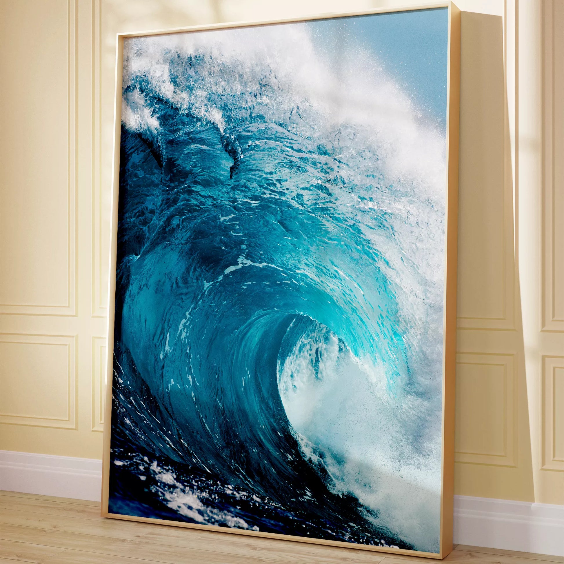 力強いターコイズブルーの波が白い泡を立てながら渦を巻き、青空を背景に迫力ある自然の躍動感を表現した海の写真。細部まで捉えられた波のダイナミックな動きと鮮やかな色彩が印象的。